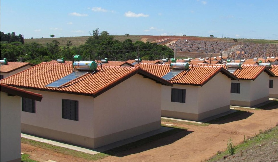 Governo entrega casas com aquecimento solar