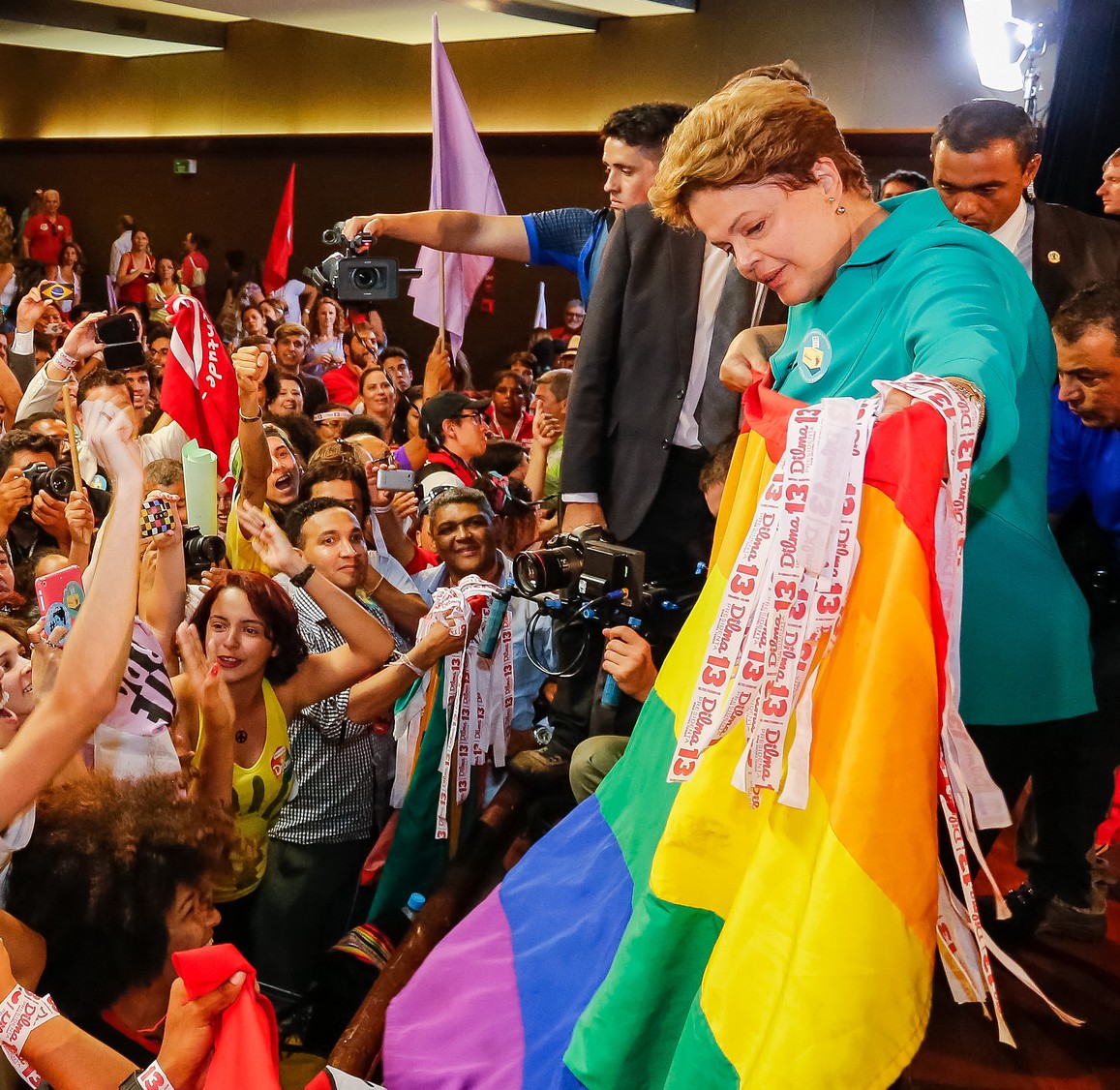 Brasileiro tem direito a comer carne, ovo e frango, diz Dilma