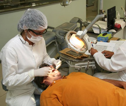 Governo entregará 770 mil próteses dentárias por ano