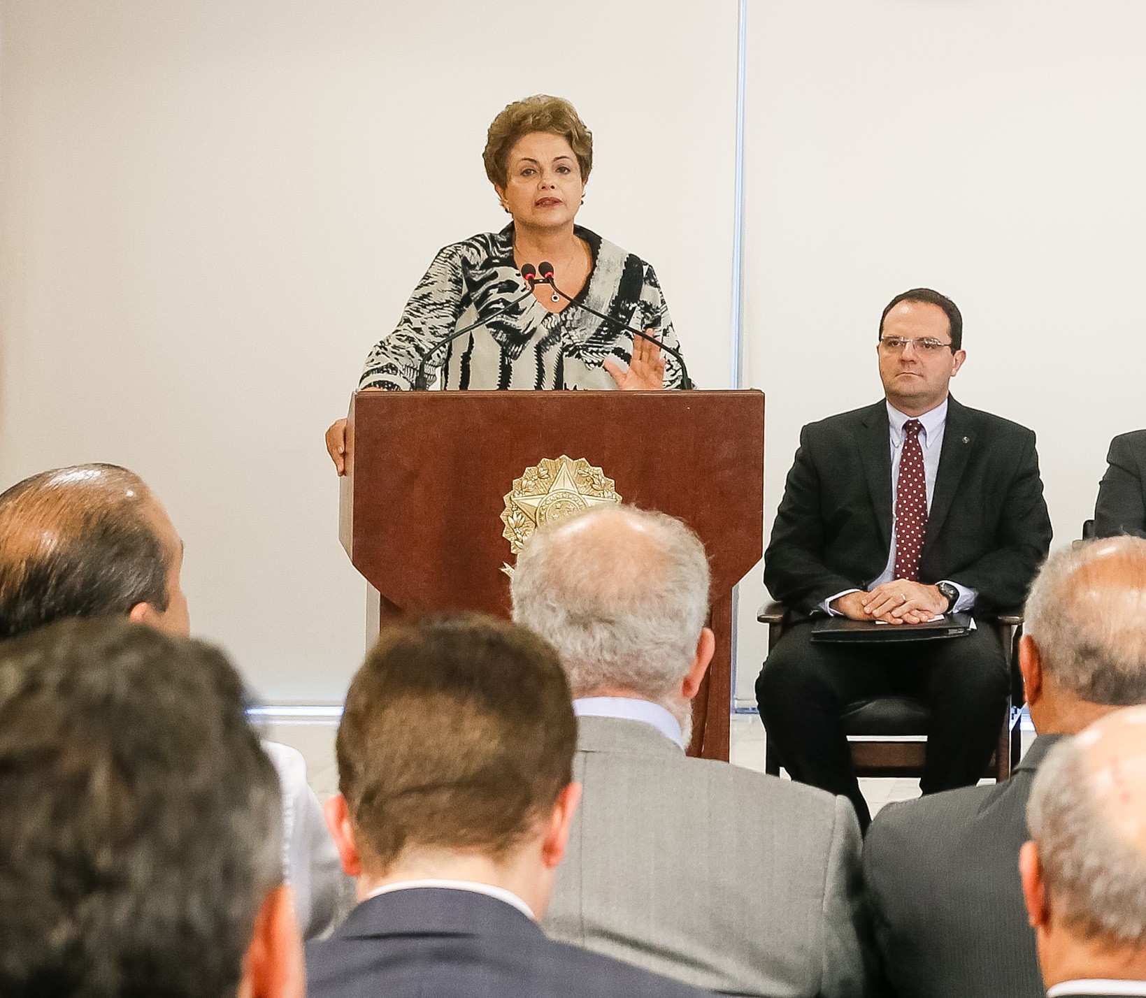 Dilma assina nova MP de valorização do salário mínimo