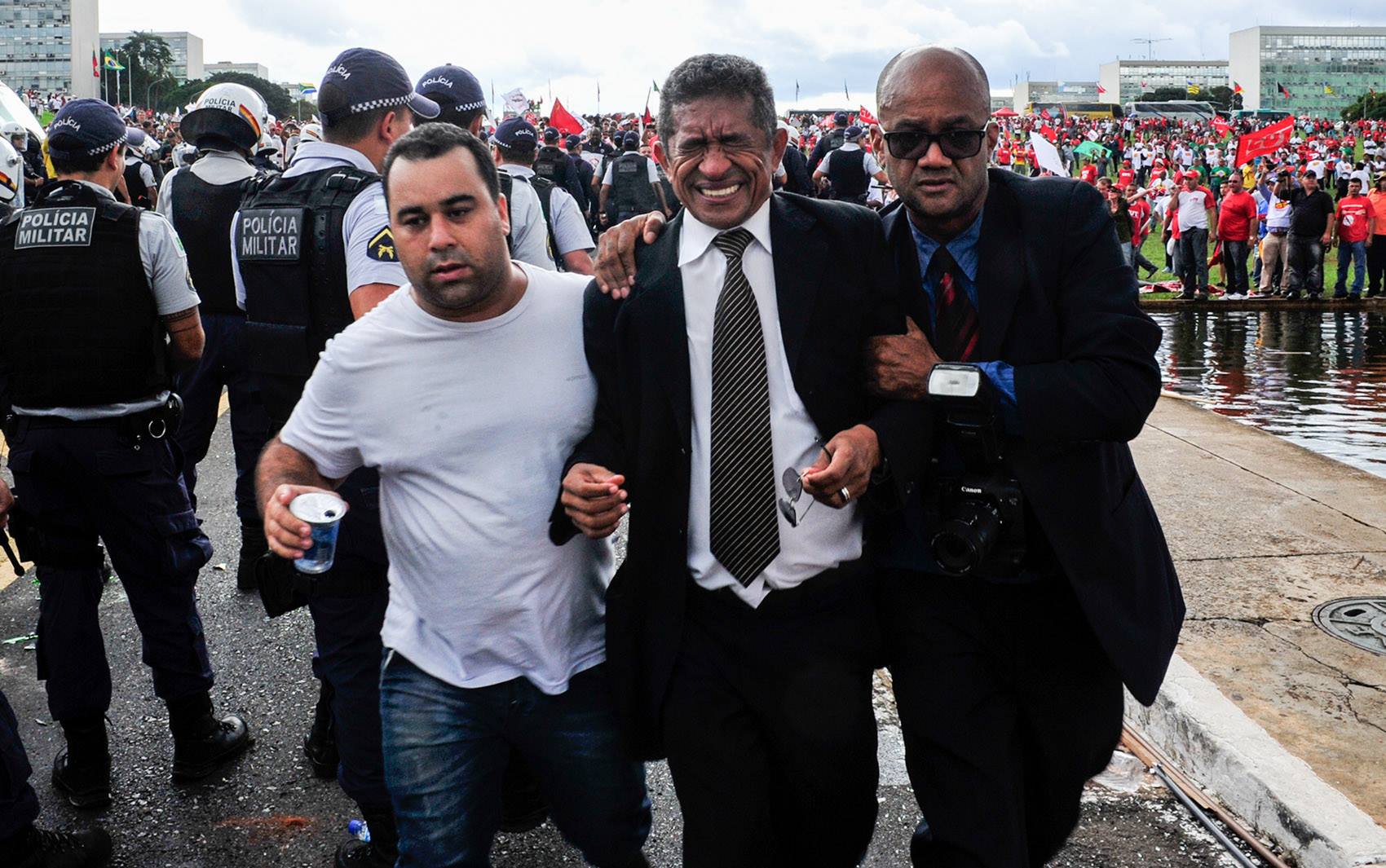 Manifestantes e deputado são atacados em frente ao Congresso