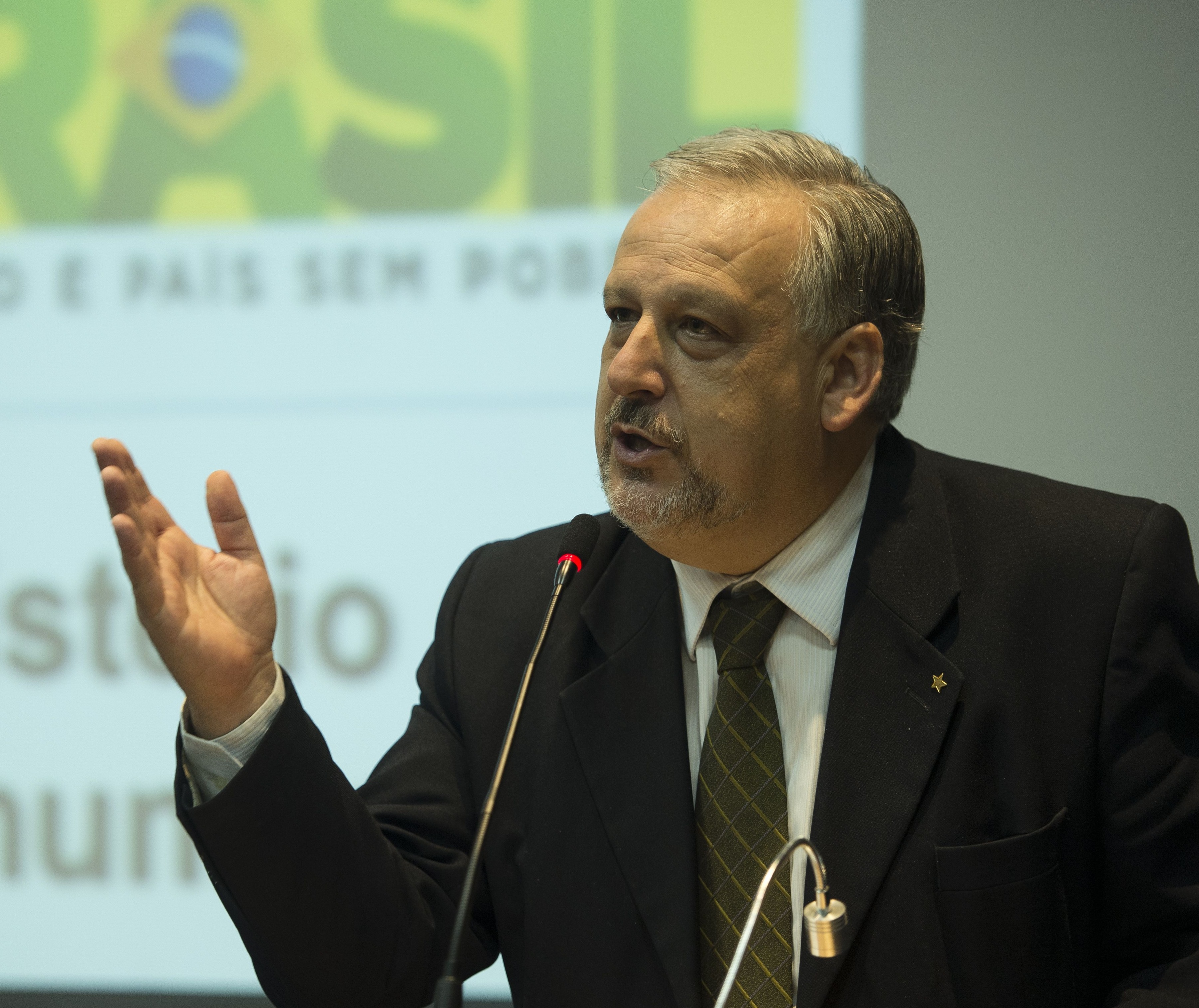 Berzoini: Bolsonaro será exterminador de direitos e anticivilizatório