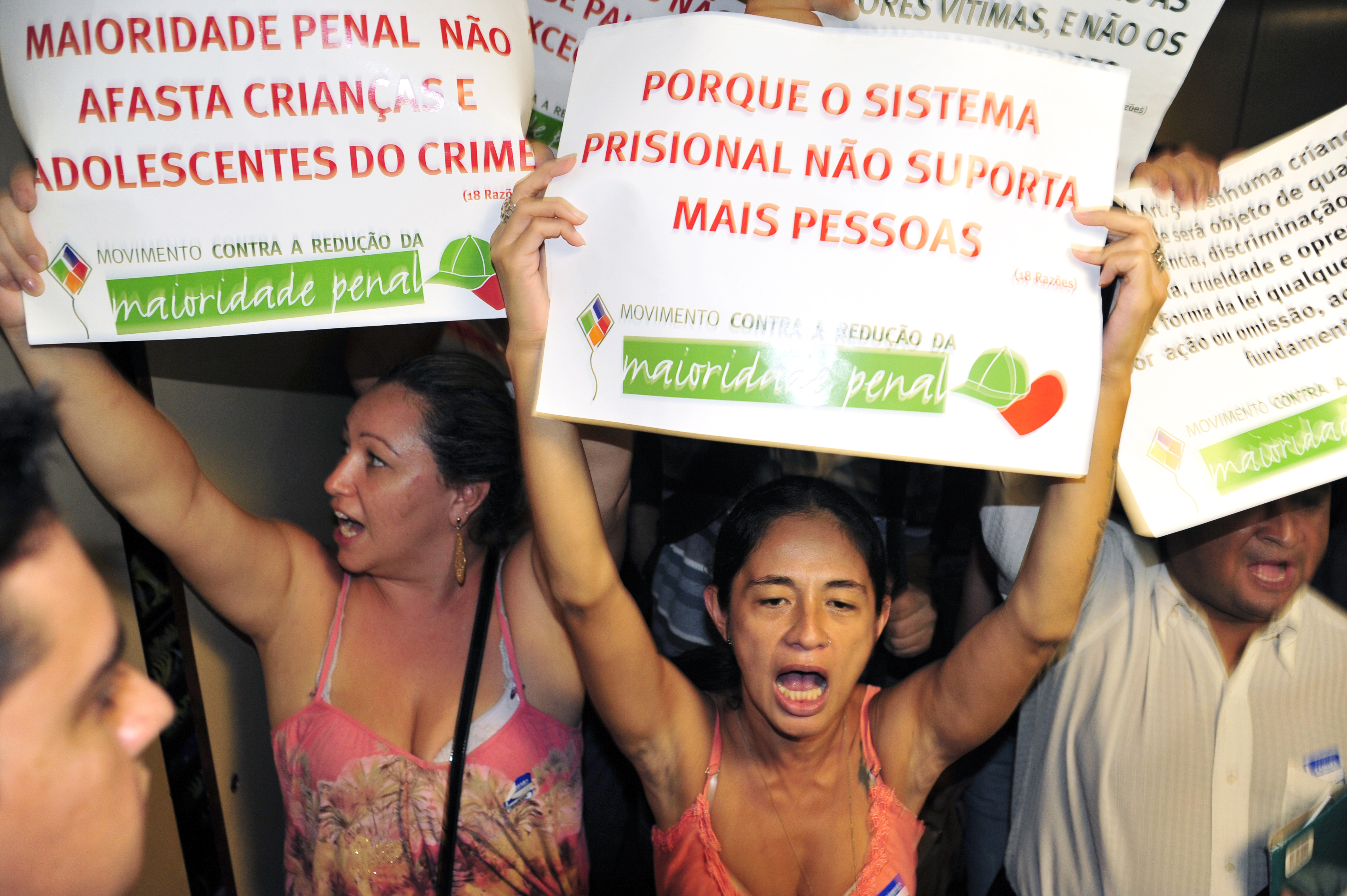 Marcha contra redução da maioridade penal mobiliza manifestantes em Brasília