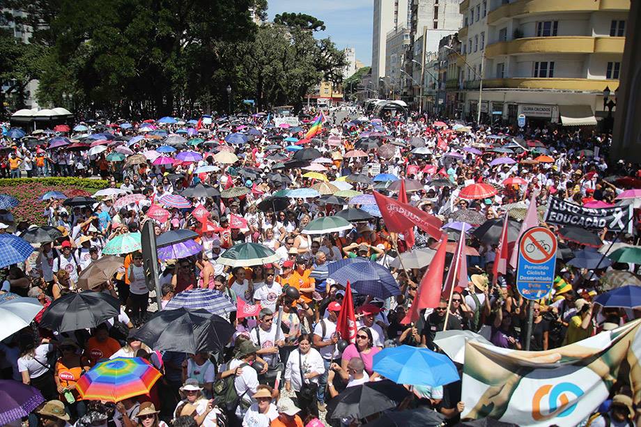 PR: Mais de 50 mil servidores públicos protestam contra Richa