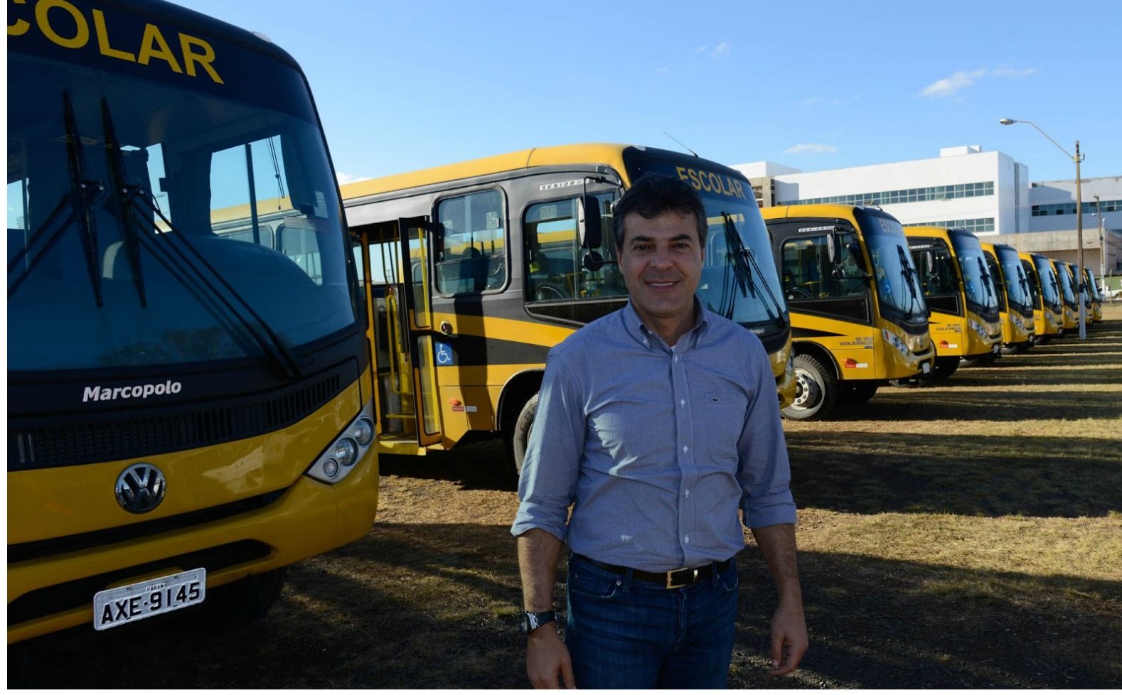 Richa entrega ônibus, mas não cita participação do governo federal