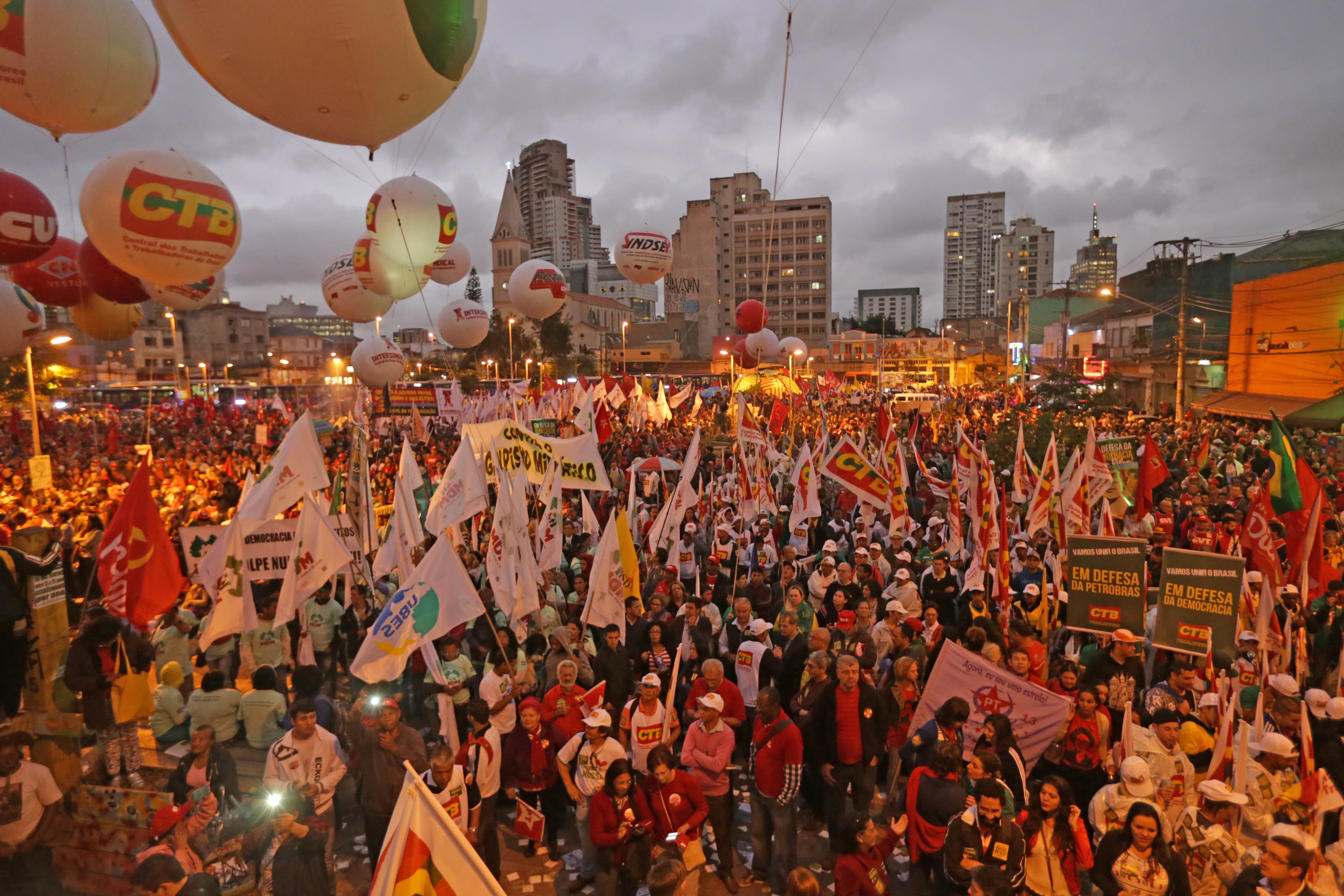 Grande ato da democracia reúne mais de 60 mil em São Paulo