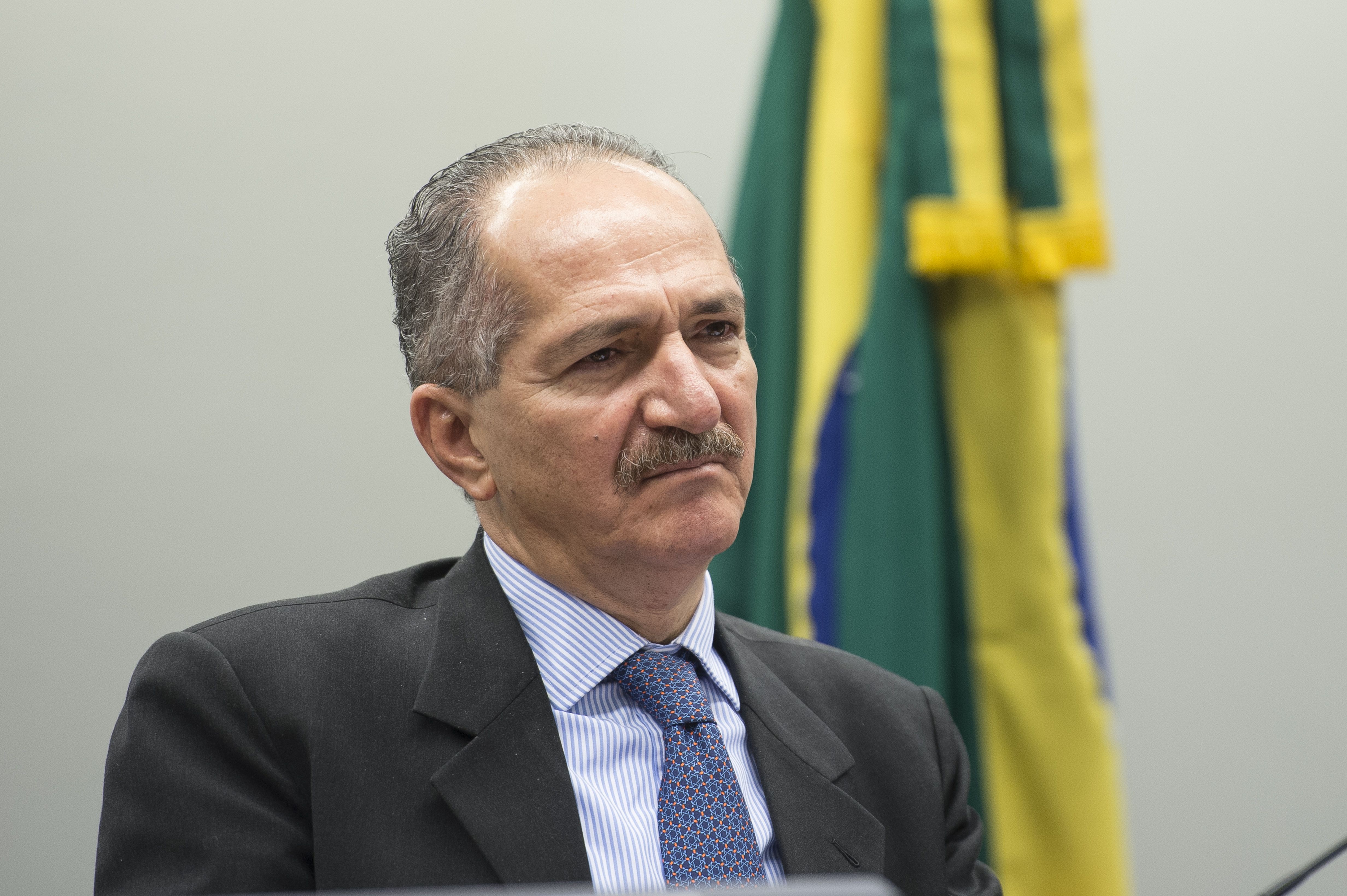 Ninguém sério neste País vai entrar nesta aventura de impeachment, afirma Rebelo