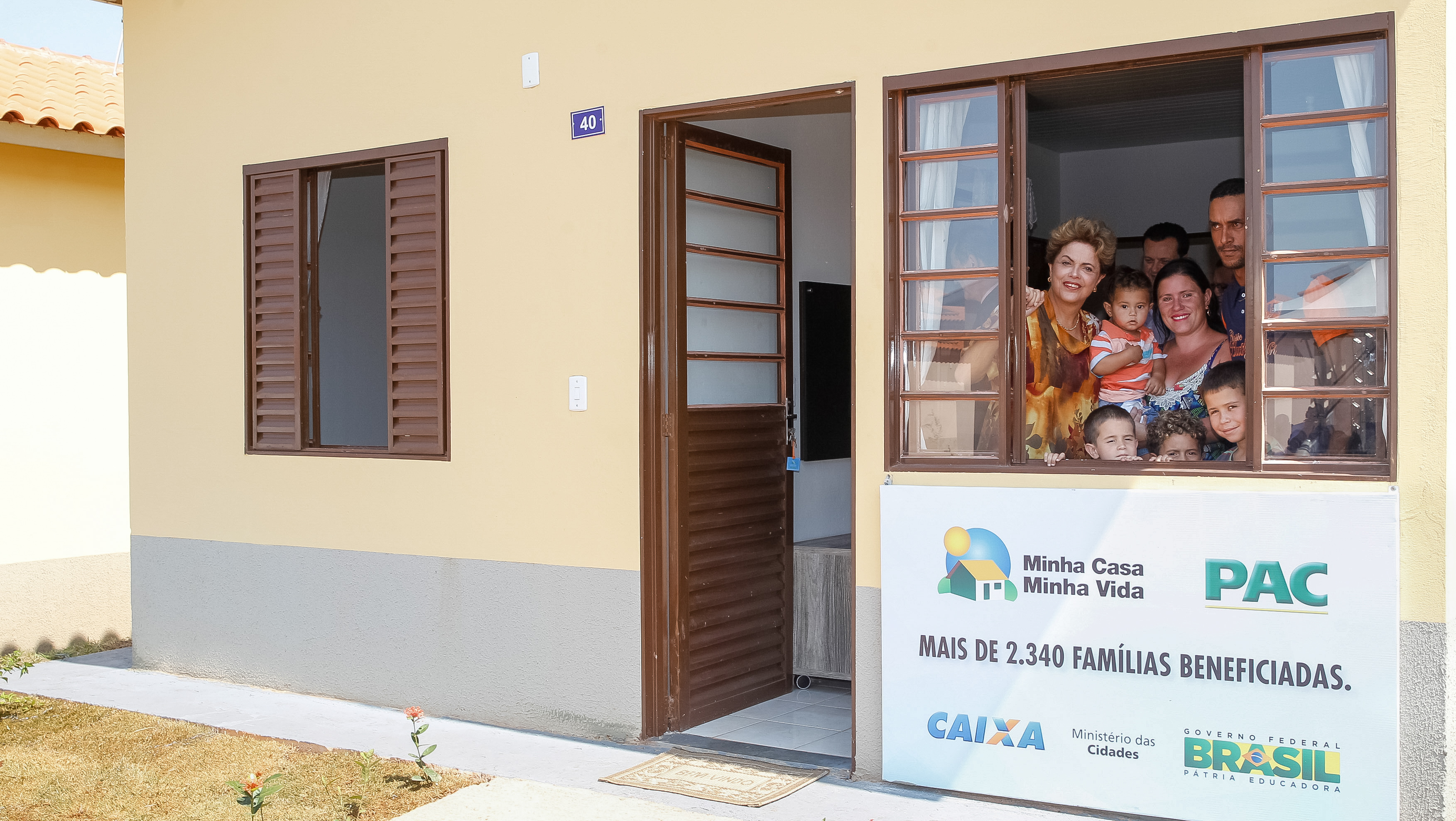 Dilma entrega 1.257 casas por dia desde 2011
