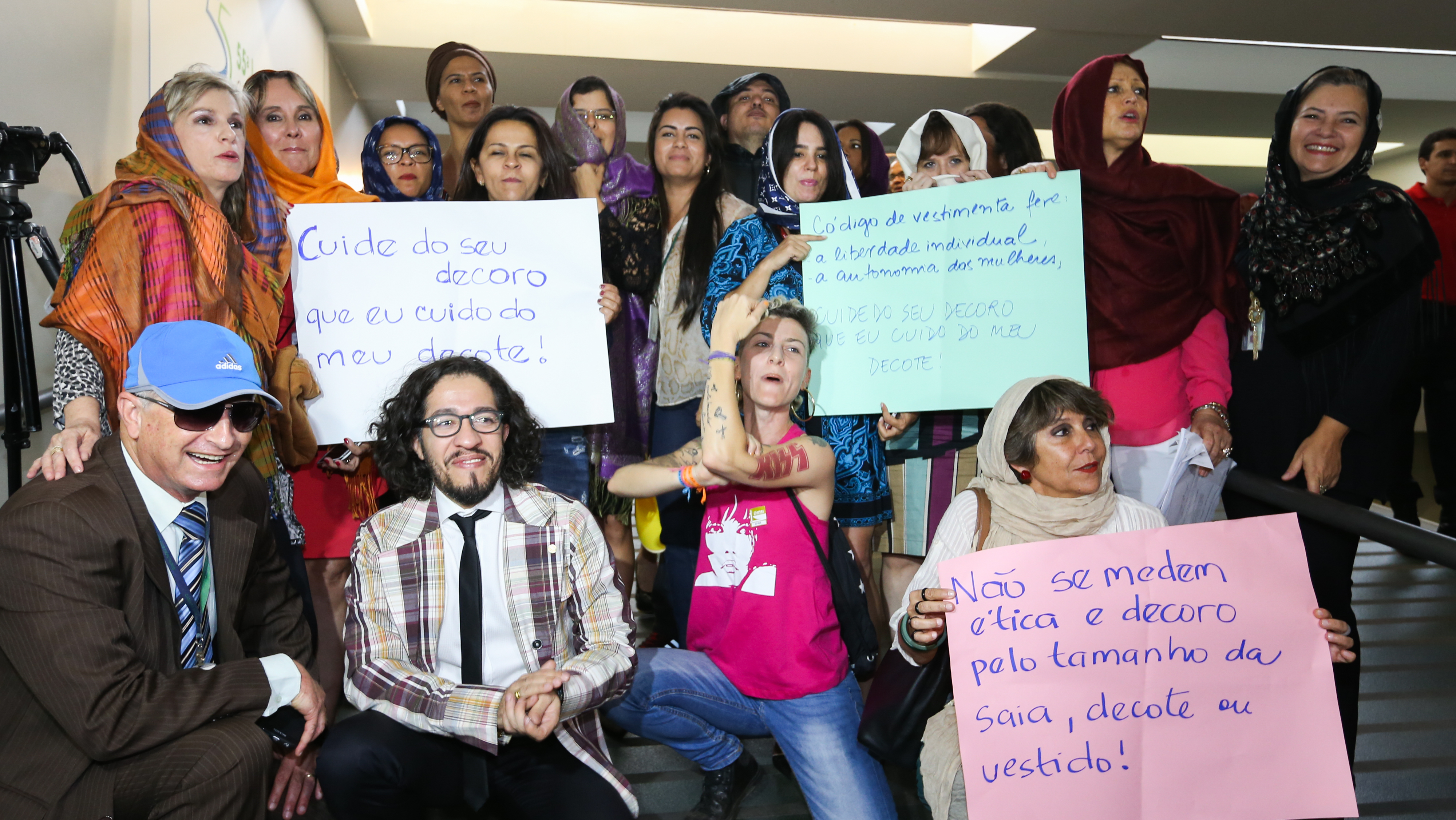 Servidoras da Câmara protestam contra código de vestimenta