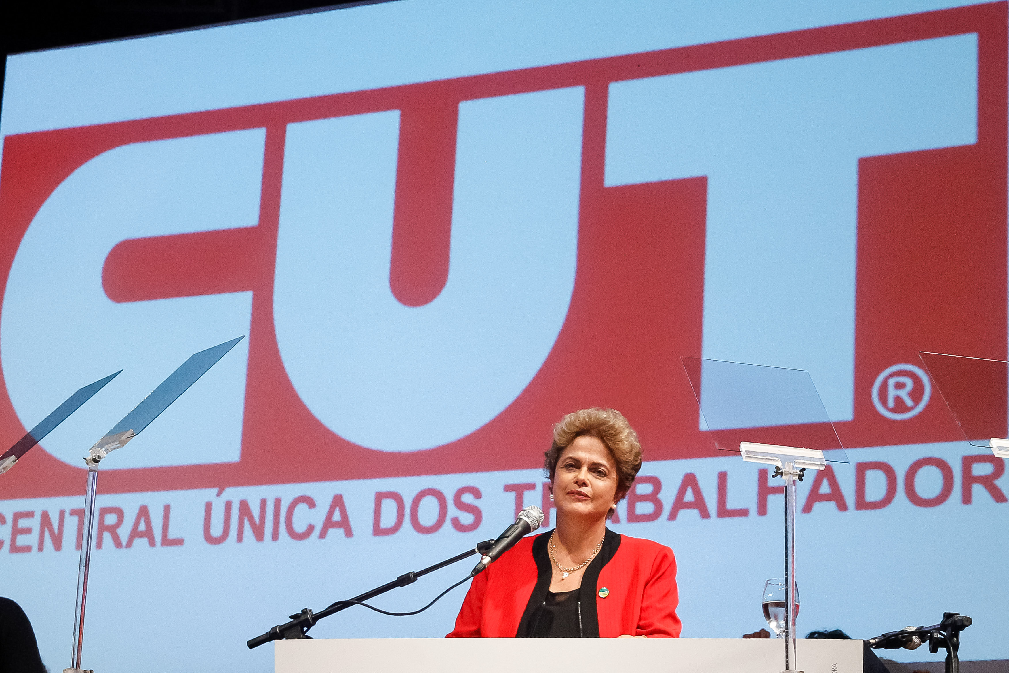 Opositores se apoiam em “pedaladas políticas” para tentar chegar ao poder, critica Dilma