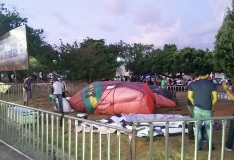 Militantes da UJS murcham bonecos infláveis em Natal