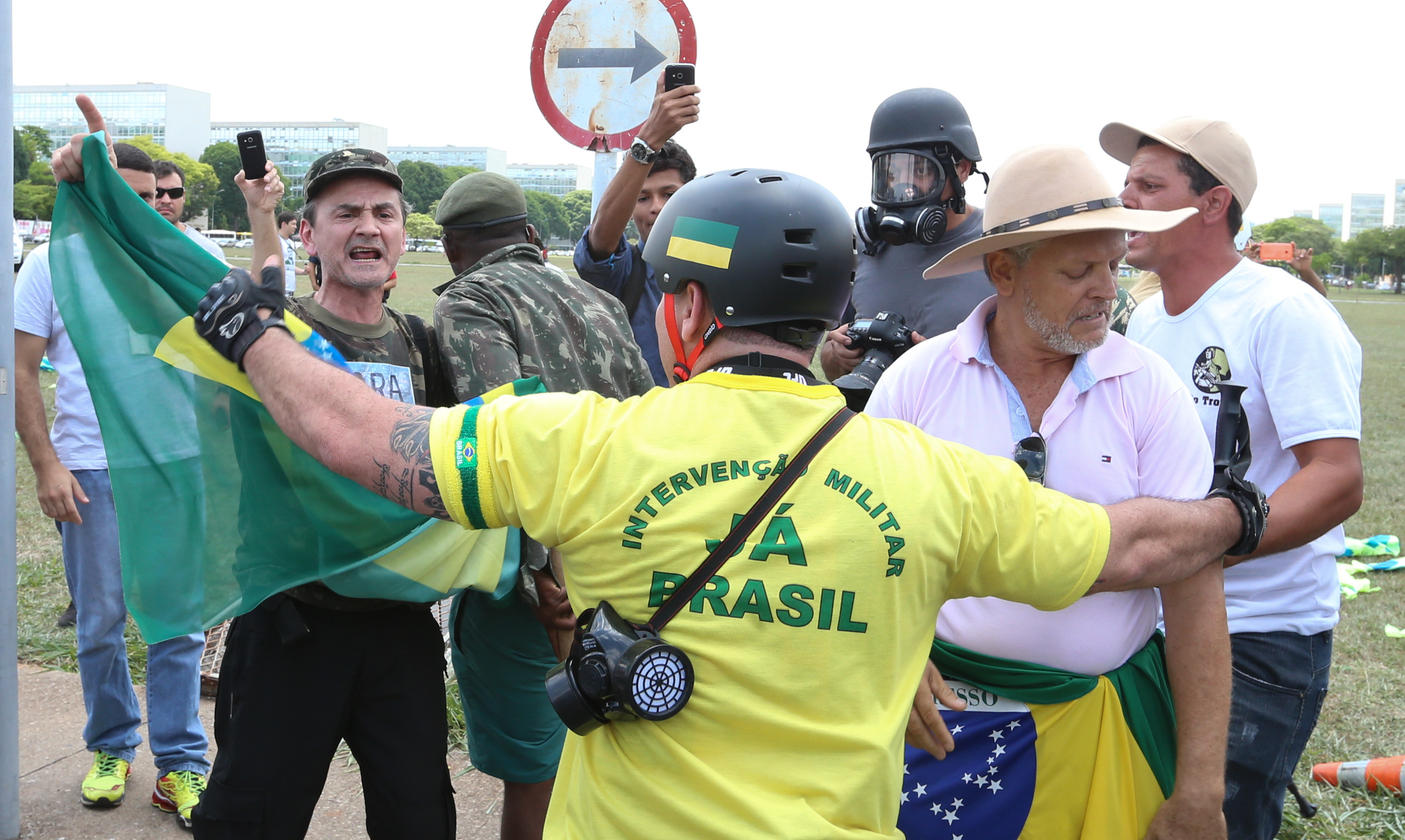 Bancada do PT pede retirada de golpistas em frente ao Congresso