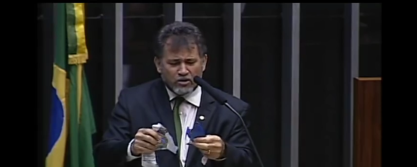 Em protesto, deputado petista rasga a Veja na tribuna