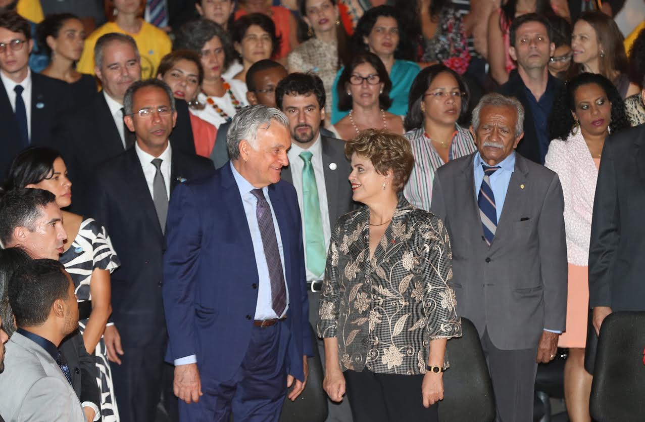 Dilma defende que o Brasil continue a trilhar o caminho da democracia