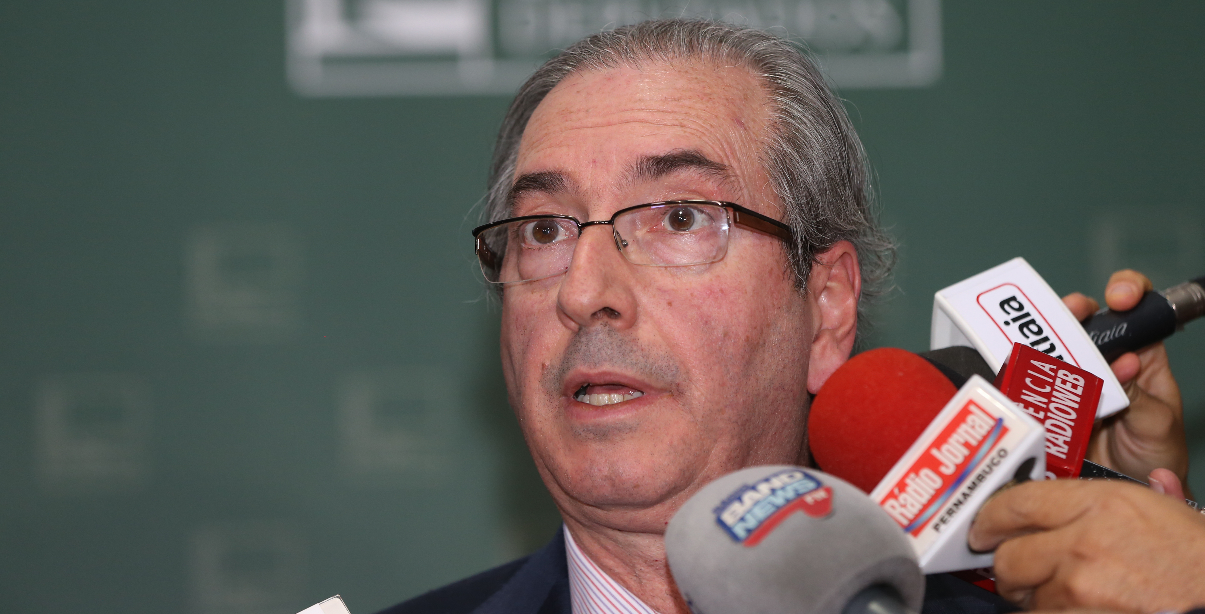 Petistas comemoram admissão de processo contra Cunha na Câmara