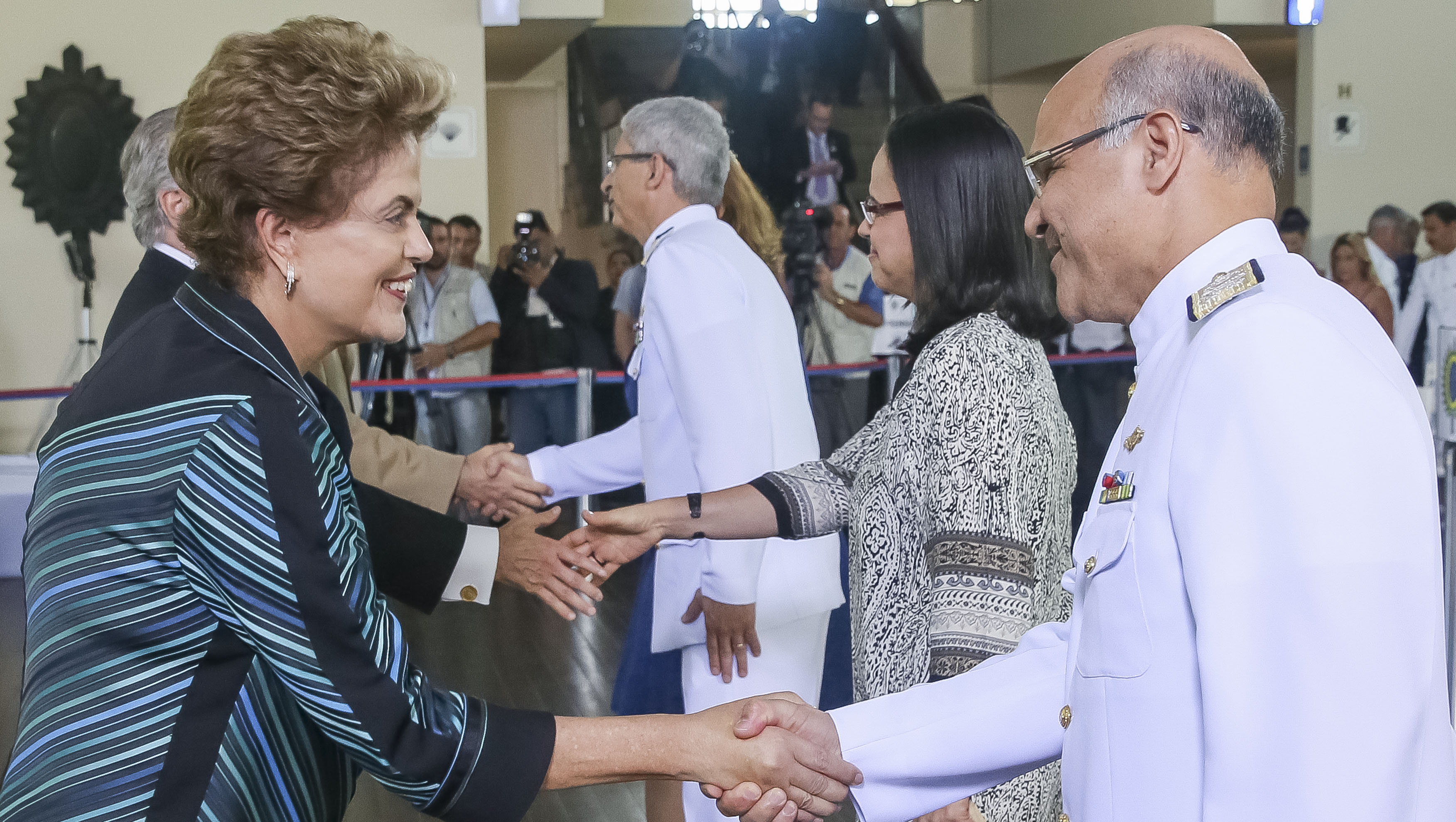 Dilma garante que projetos prioritários das Forças Armadas serão mantidos
