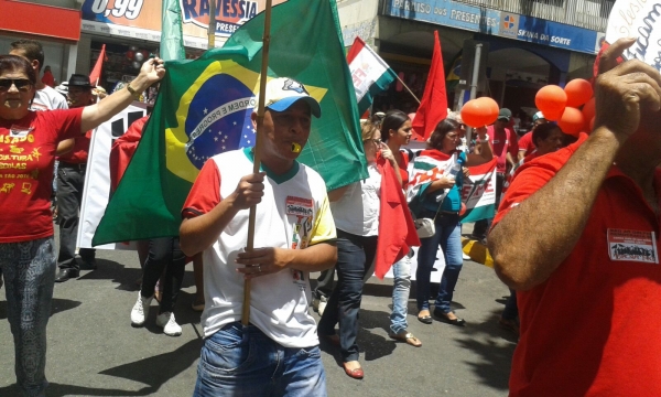 Na cidade natal de Lula, milhares defendem Dilma