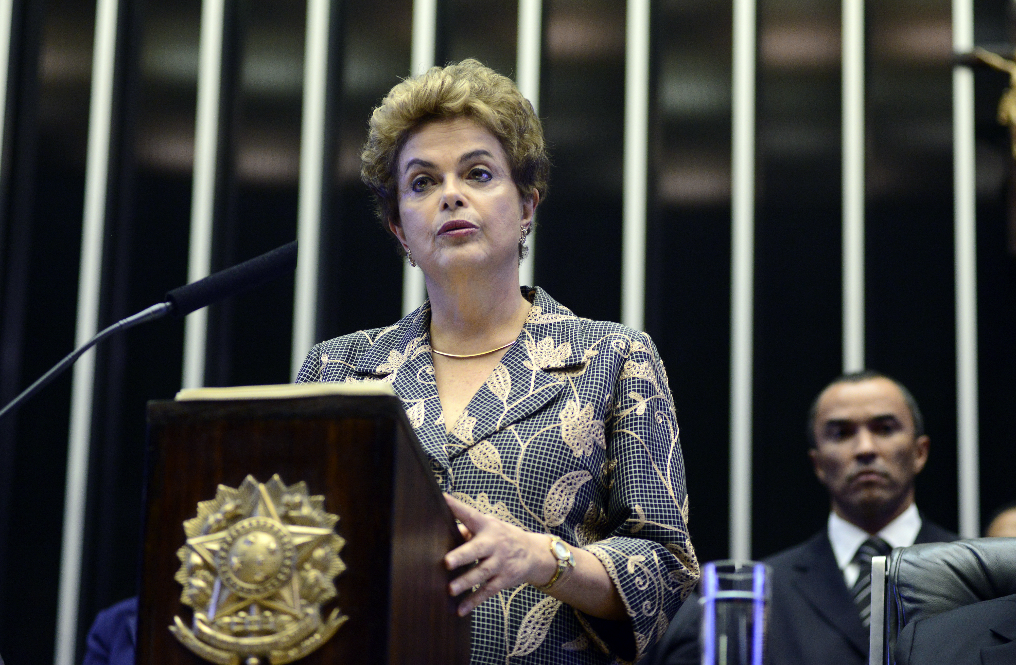 Ao Congresso, Dilma pede contribuição e diálogo para o crescimento do País