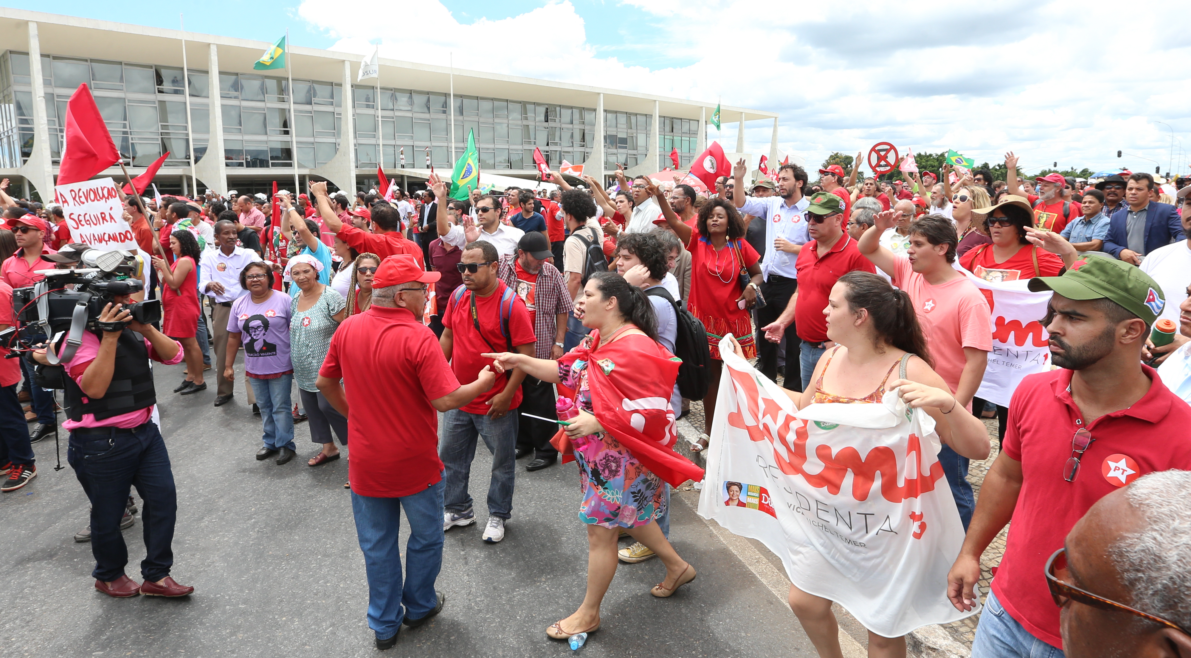 Manifestantes fazem ato pela democracia na posse de Lula