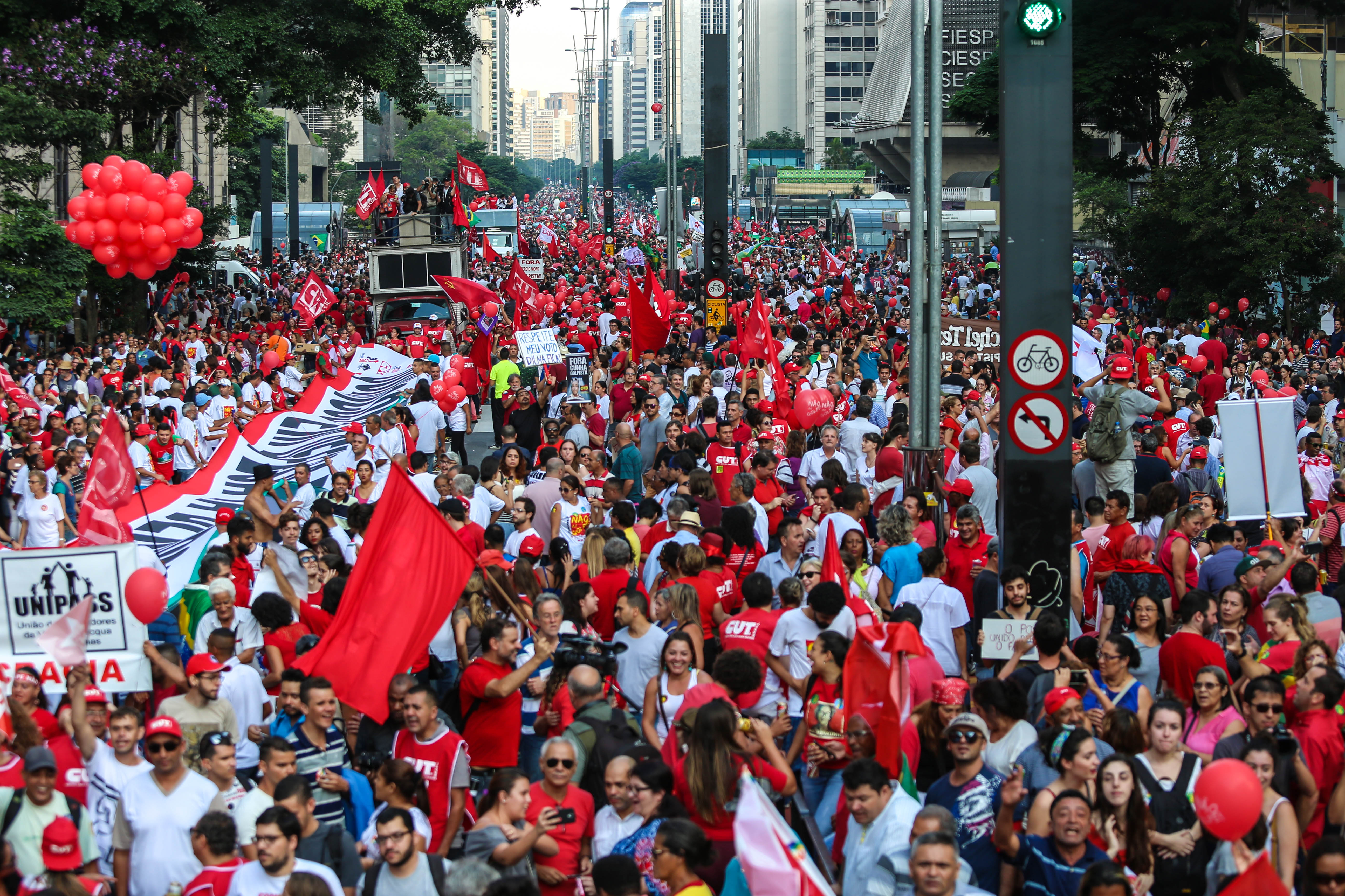 500 mil pessoas tomam a Paulista e gritam: “Não vai ter golpe”
