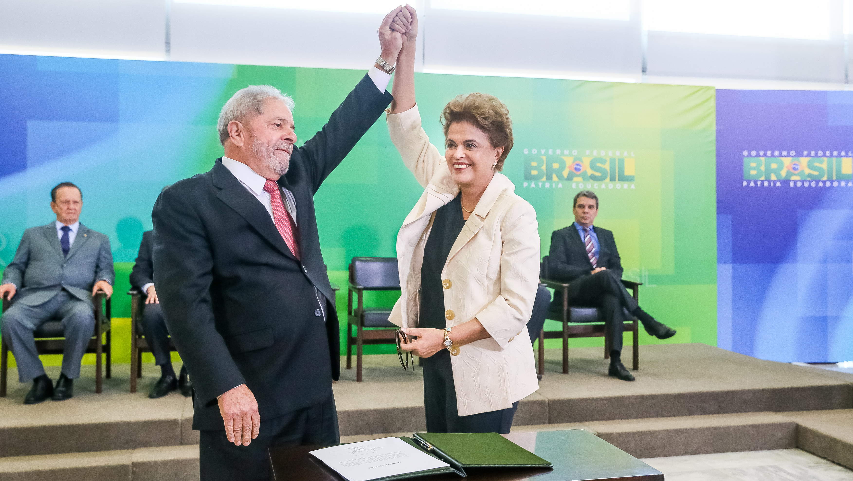 Pelos brasileiros, estamos juntos outra vez, diz Dilma sobre Lula