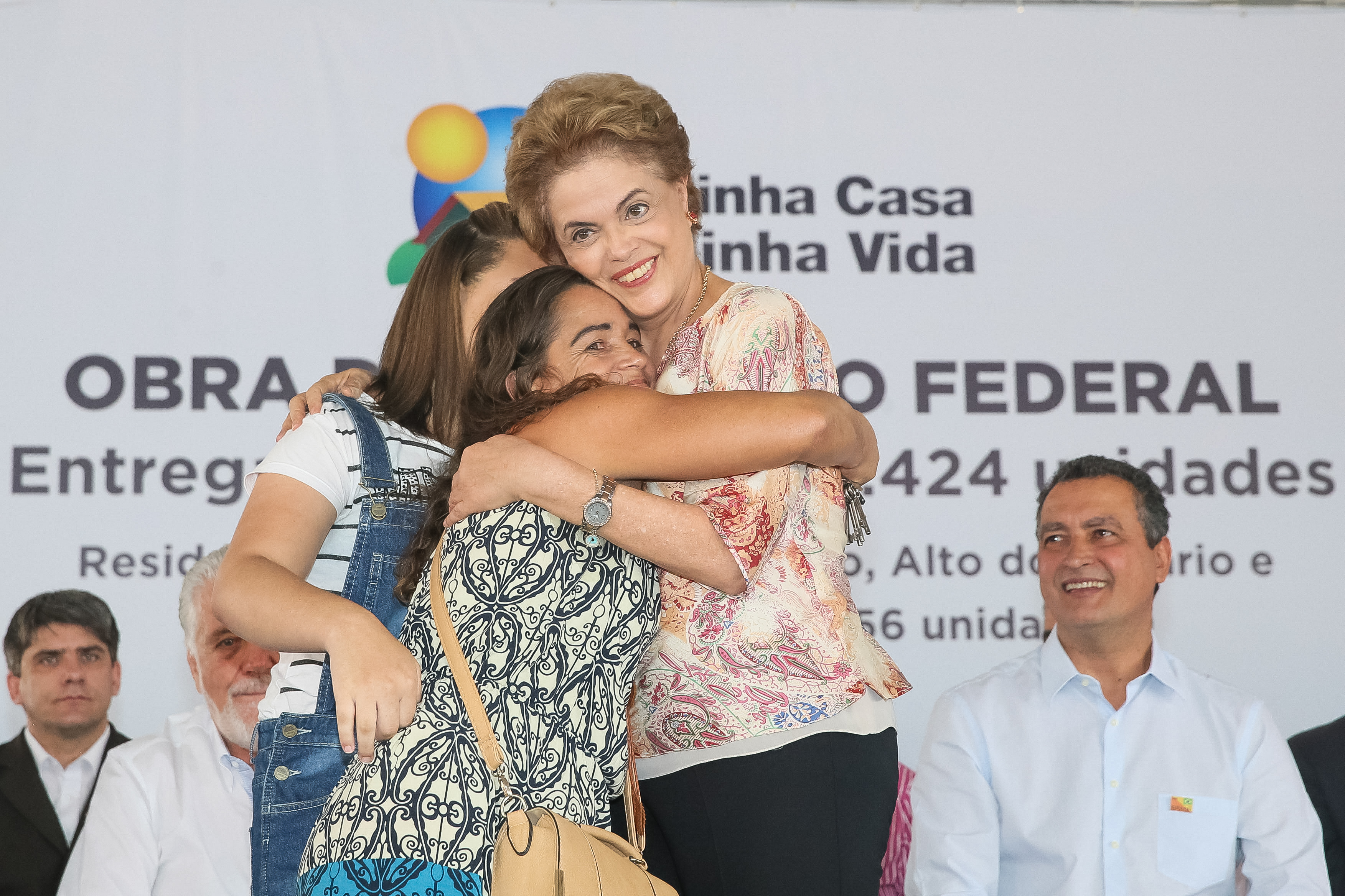 Enquanto oposição tenta golpe, governo Dilma apresenta resultados