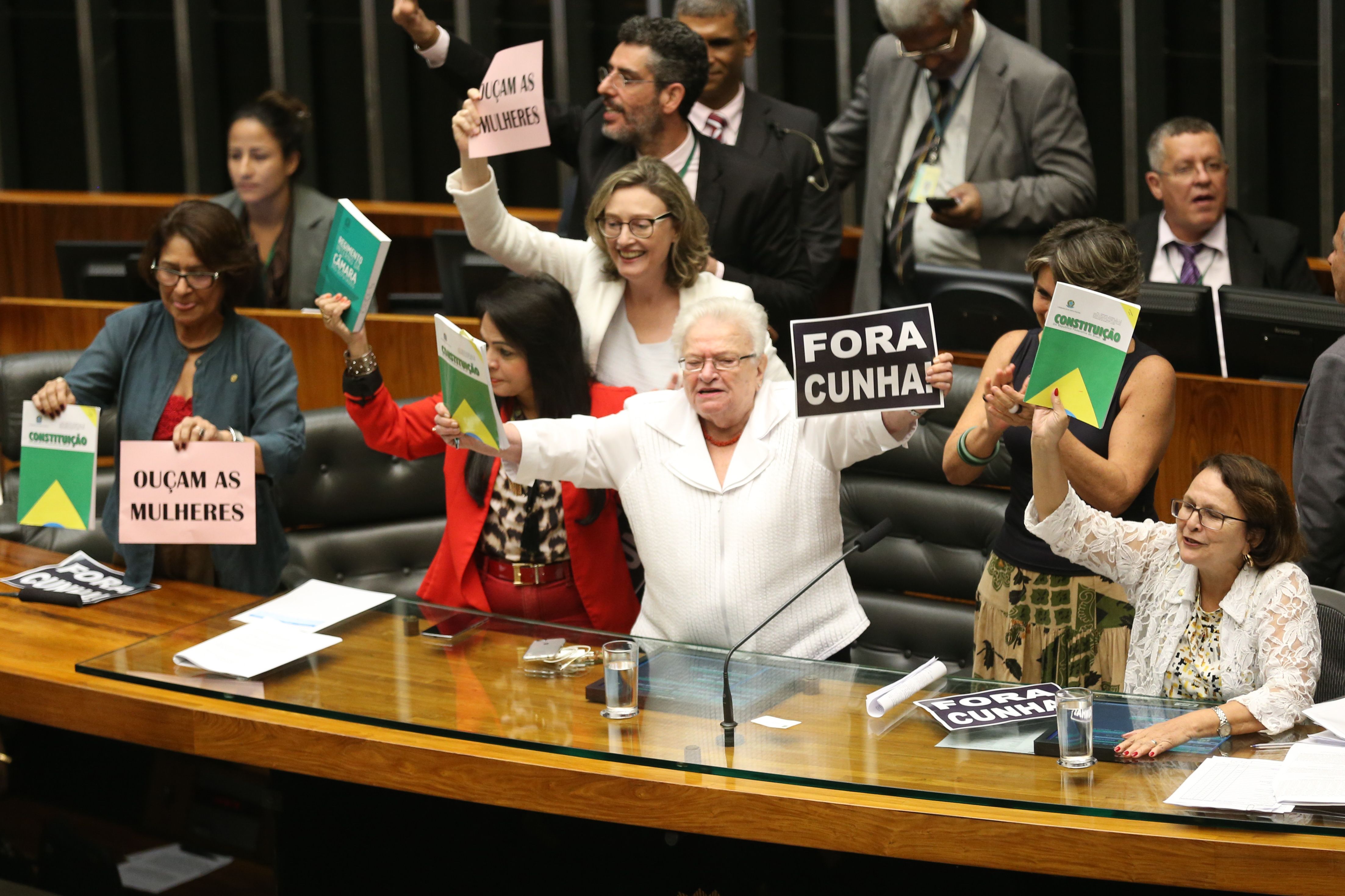 Deputadas fazem protesto na Câmara contra manobra de Cunha