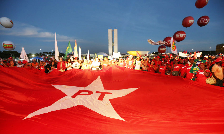 Em Brasília, manifestantes fazem ato contra golpe em frente à Globo