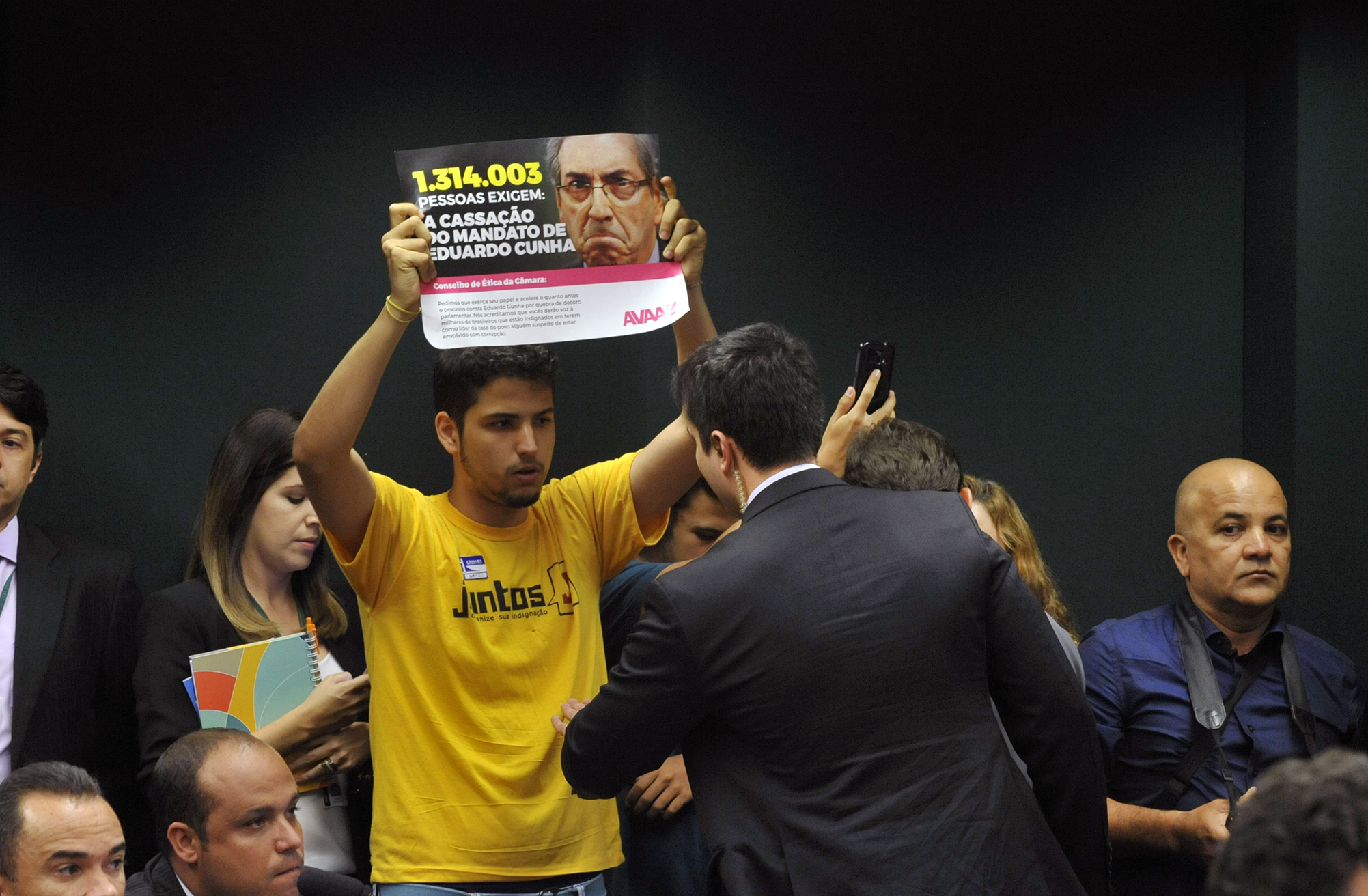 Câmara recebe 1,3 milhão de assinaturas pela cassação de Cunha