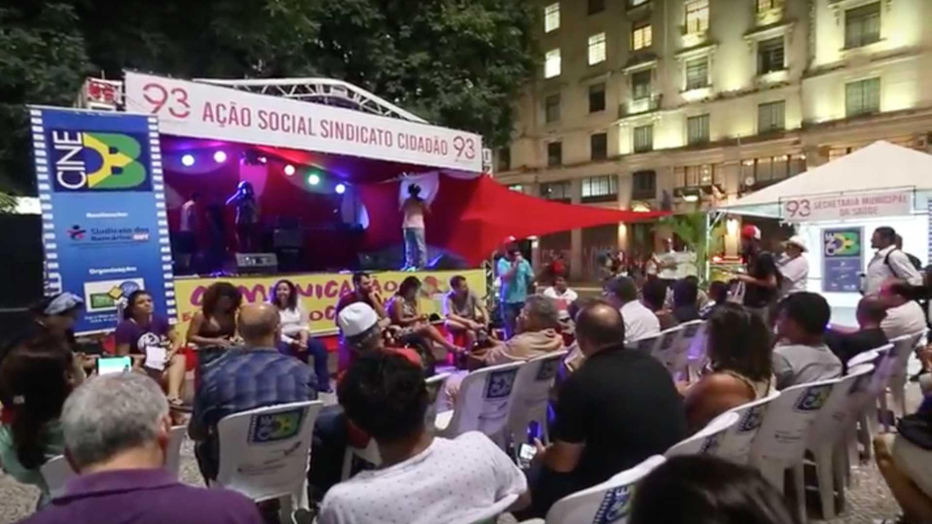 Movimentos ocupam praças de São Paulo para se contrapor ao golpe