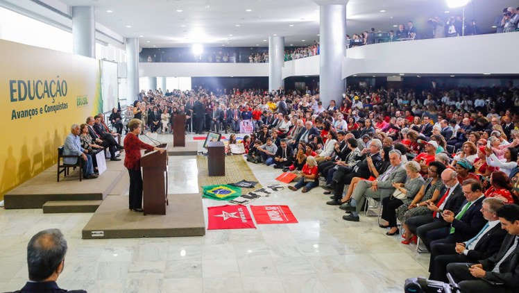 Após ato com Dilma, educadores ocupam Palácio do Planalto