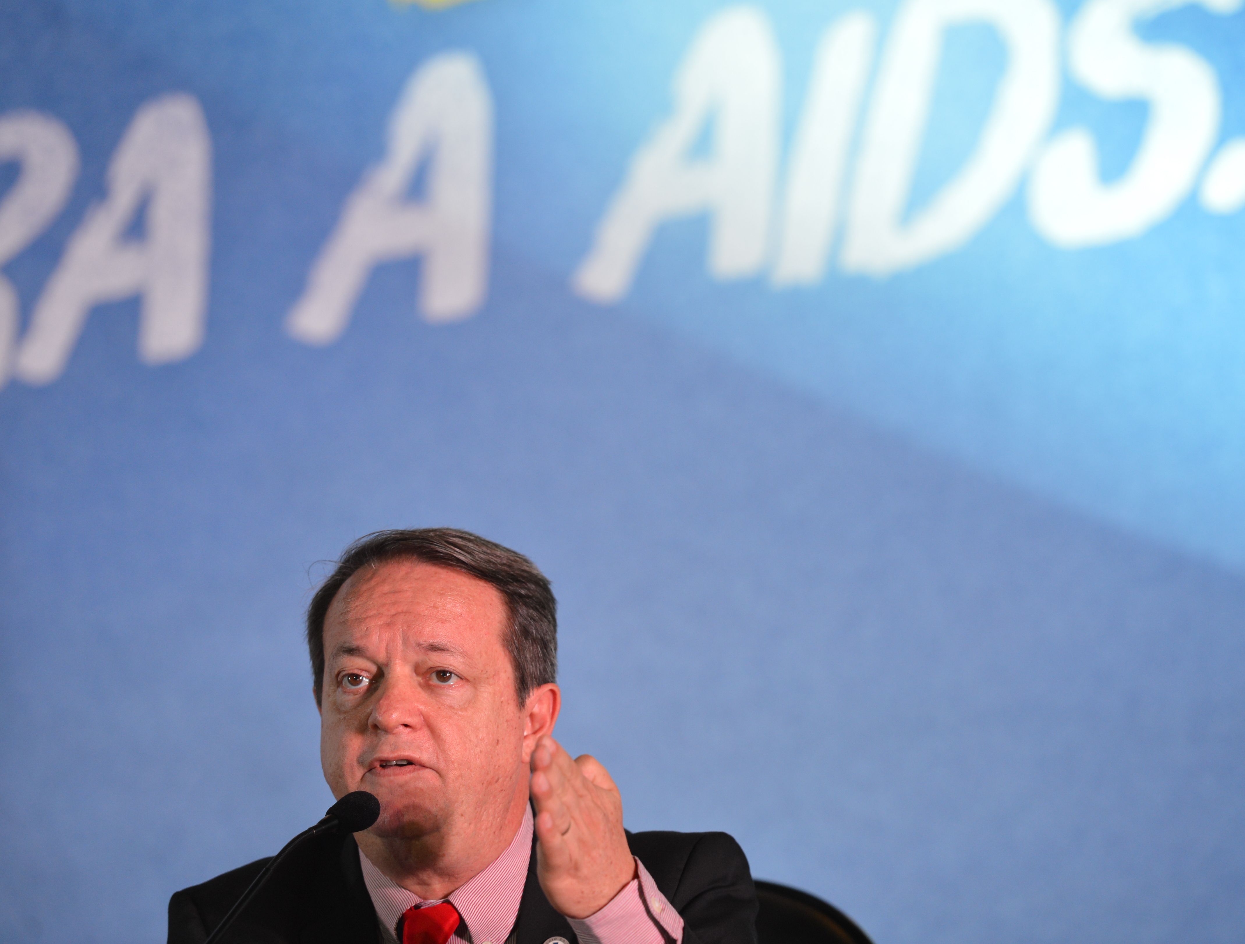 Ícone da luta contra a Aids pede demissão do governo golpista