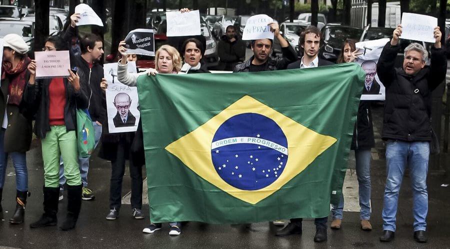 Ministro golpista José Serra tenta reprimir manifestação em Paris