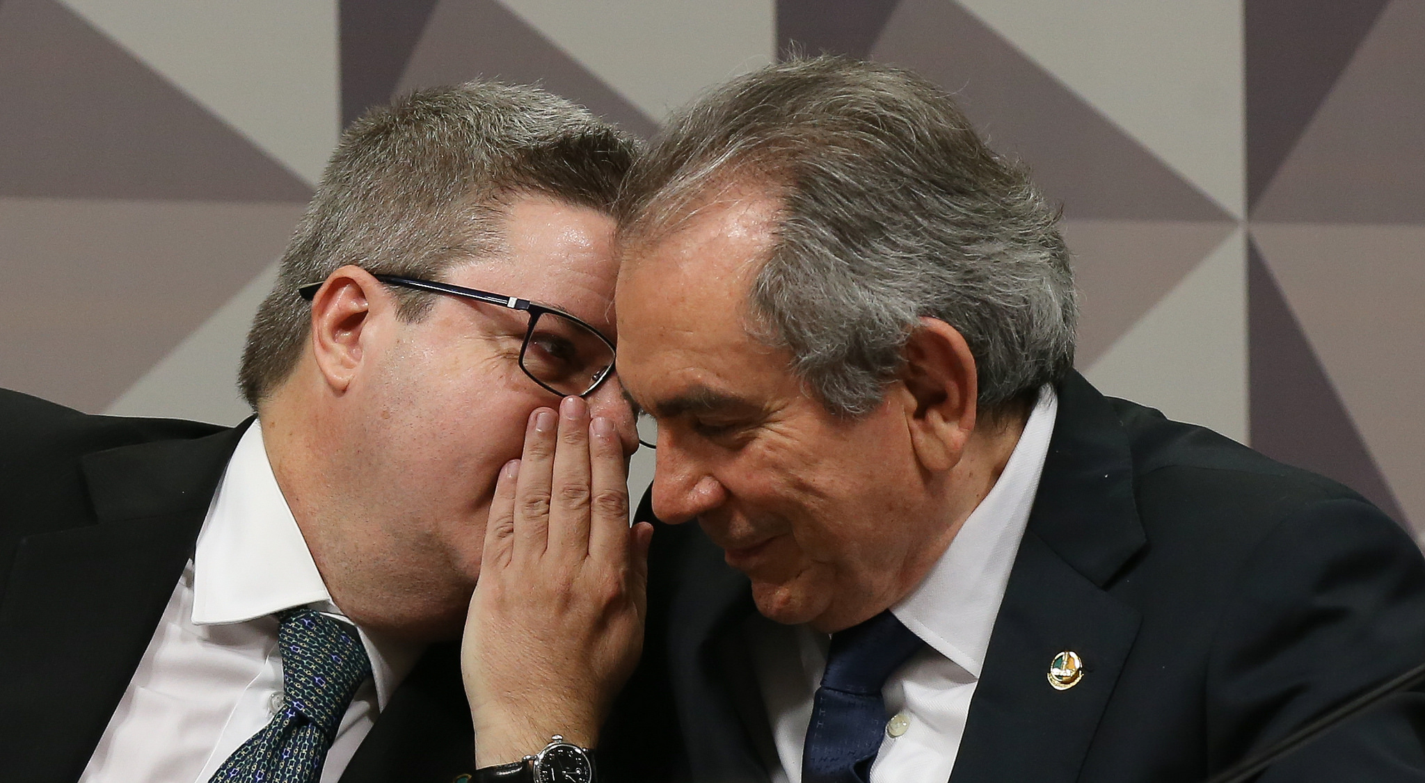 Defesa de Dilma abandona comissão e denuncia novo ato golpista