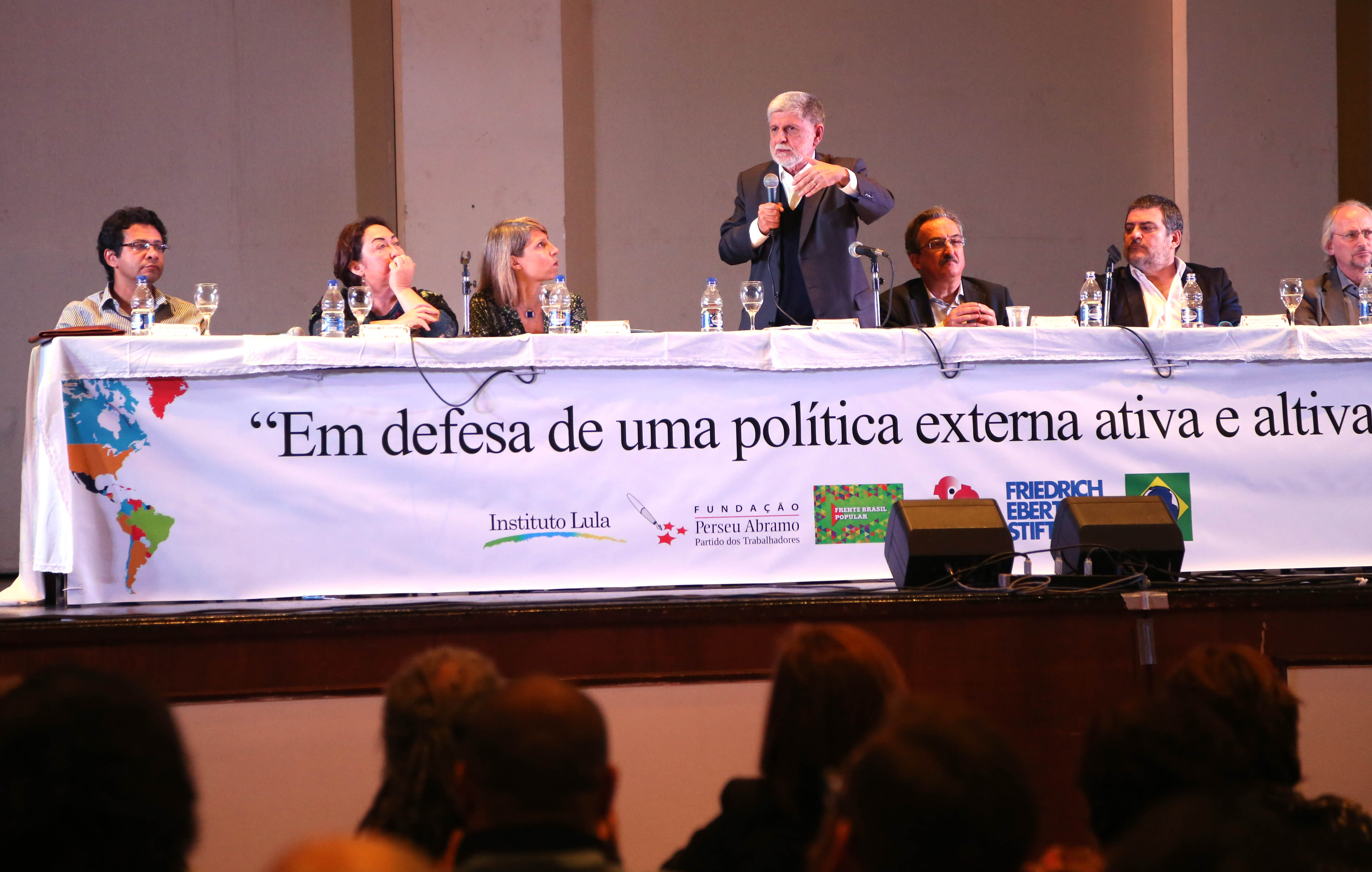 Golpe coloca em risco a política externa brasileira, diz Amorim