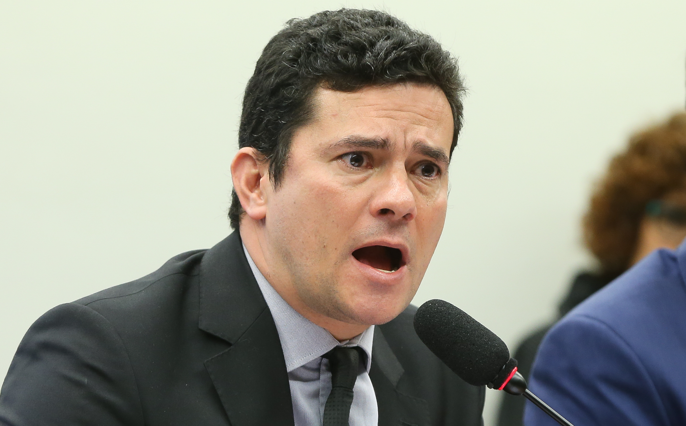 Petista questiona Moro sobre escutas ilegais e ele não responde