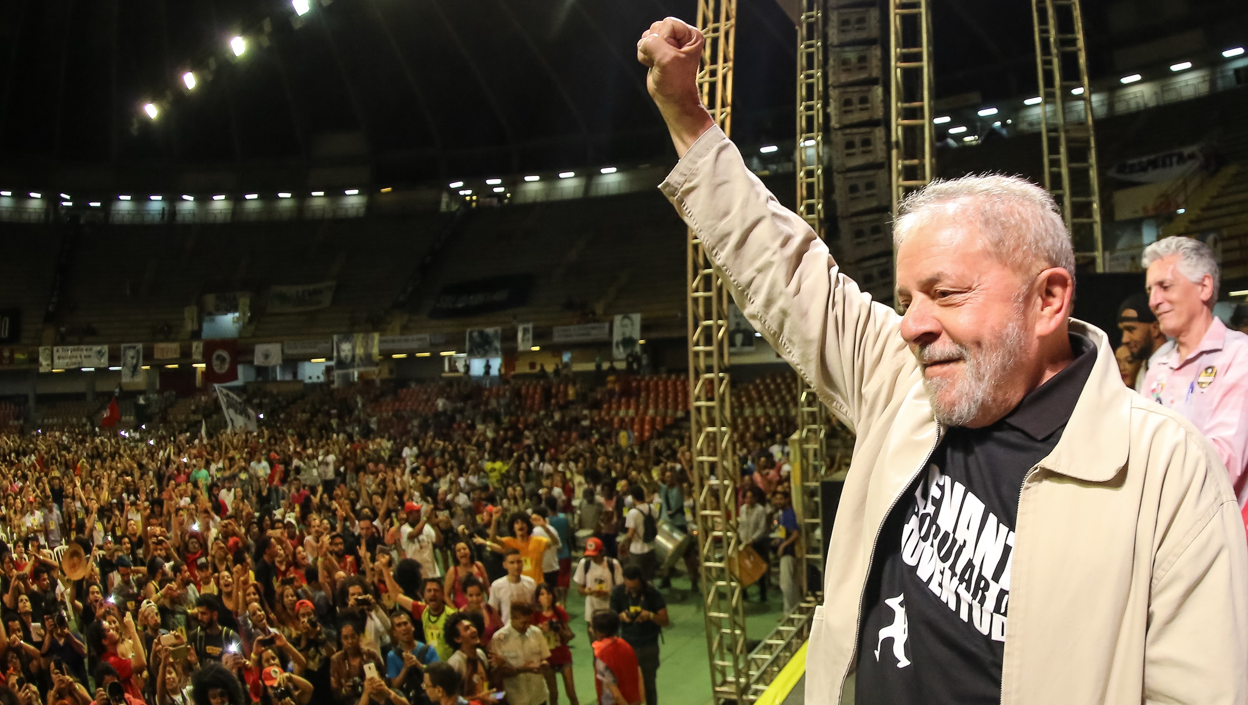 “Rejeitando a política, quem cresce é a direita raivosa”, diz Lula a jovens
