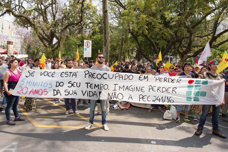 Por todo o Brasil, universidades param contra a PEC 241