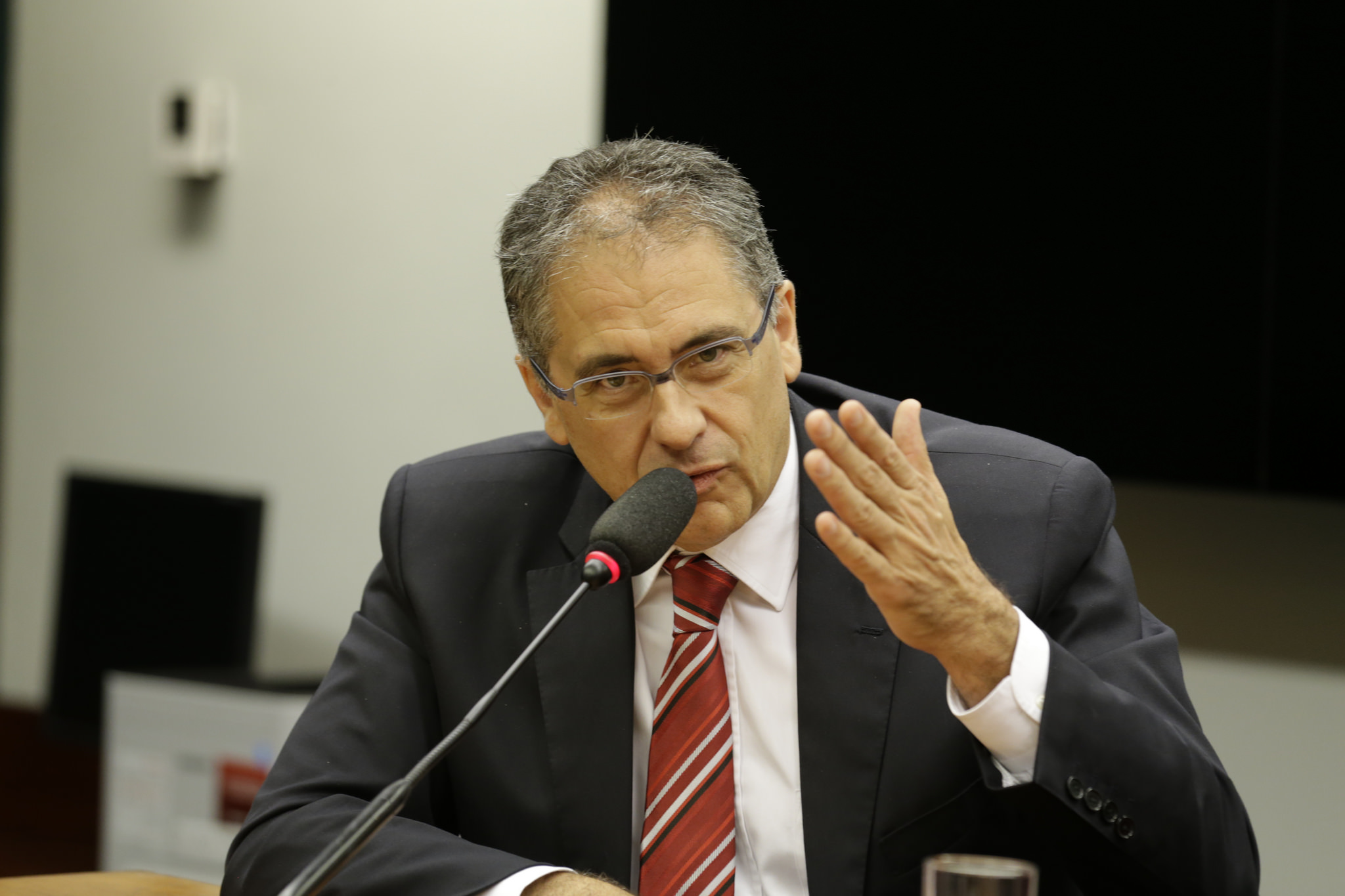 “Moraes é um absoluto incompetente”, critica líder Zarattini