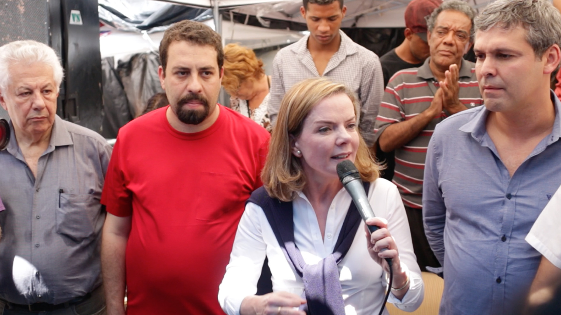 Senadores e deputados do PT apoiam ocupação do MTST na Paulista