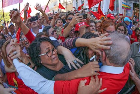 “Eles não estão fazendo reforma, estão demolindo a CLT”, diz Lula