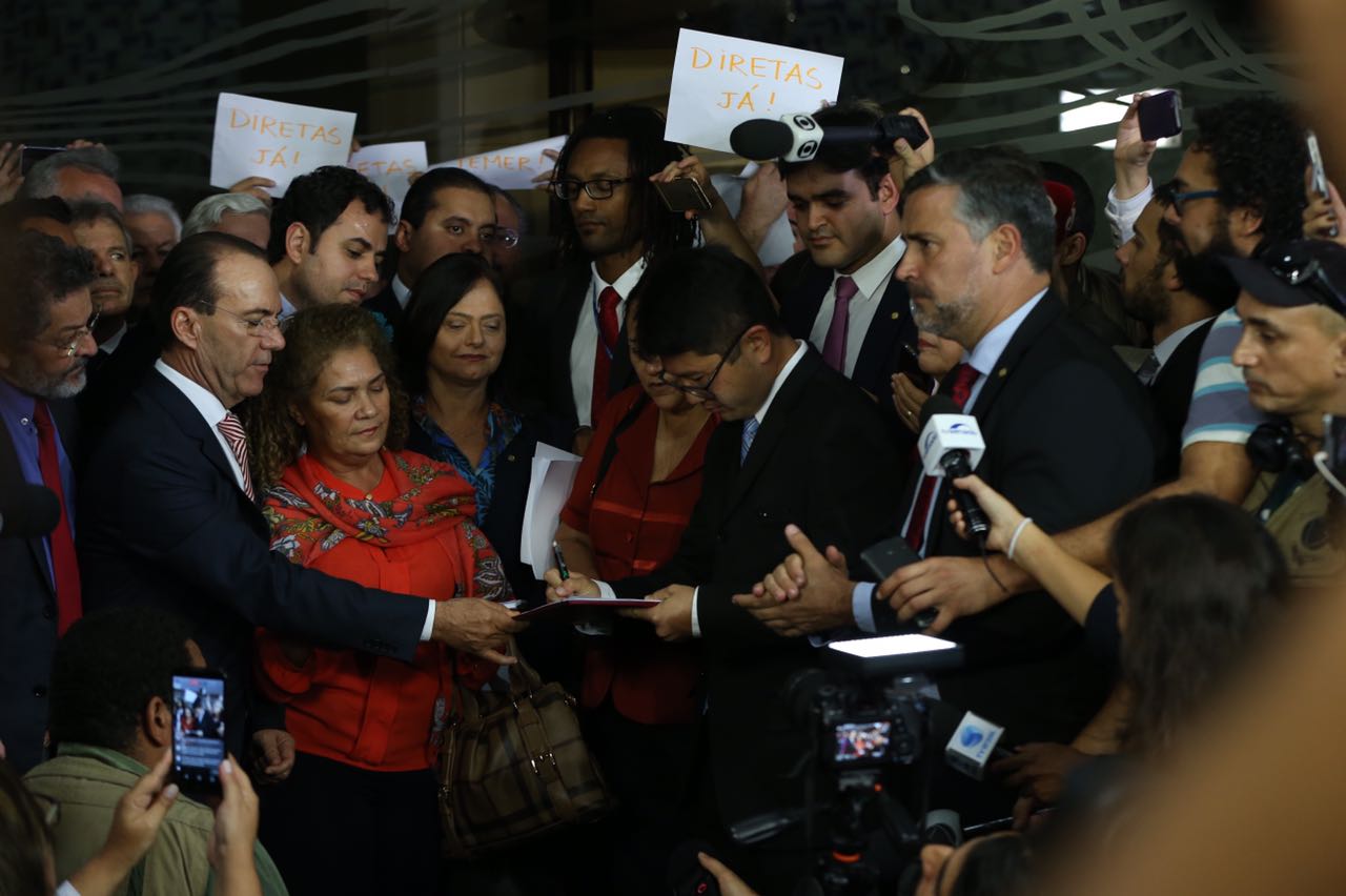 PT e partidos de oposição pedem impeachment de Temer