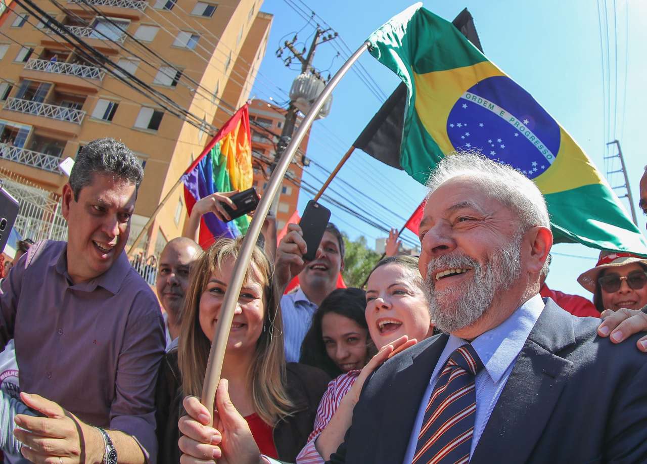 Apoio da militância marca chegada de Lula a Curitiba