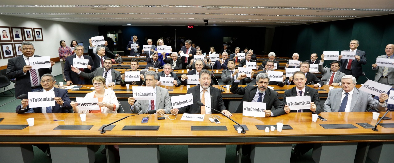 Deputados demonstram apoio a Lula em reunião da bancada