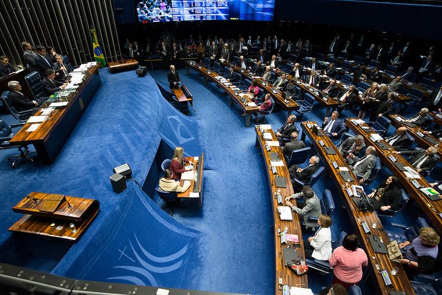 Com apoio do PT, Senado adia votação sobre Aécio Neves