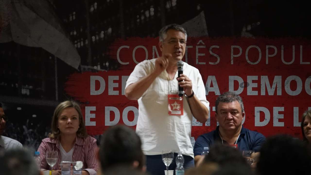 Alexandre Padilha defende o direito de Lula ser candidato