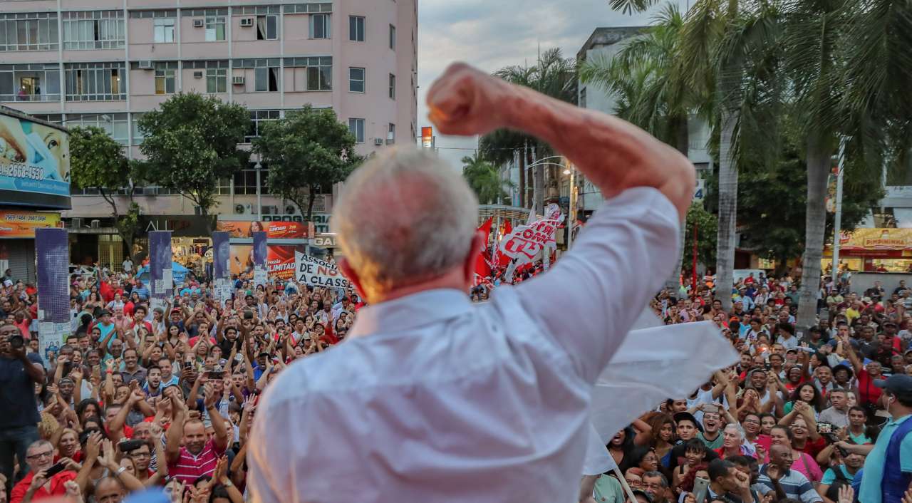 Nova Iguaçu (RJ) recepciona Lula durante caravana pelo Estado
