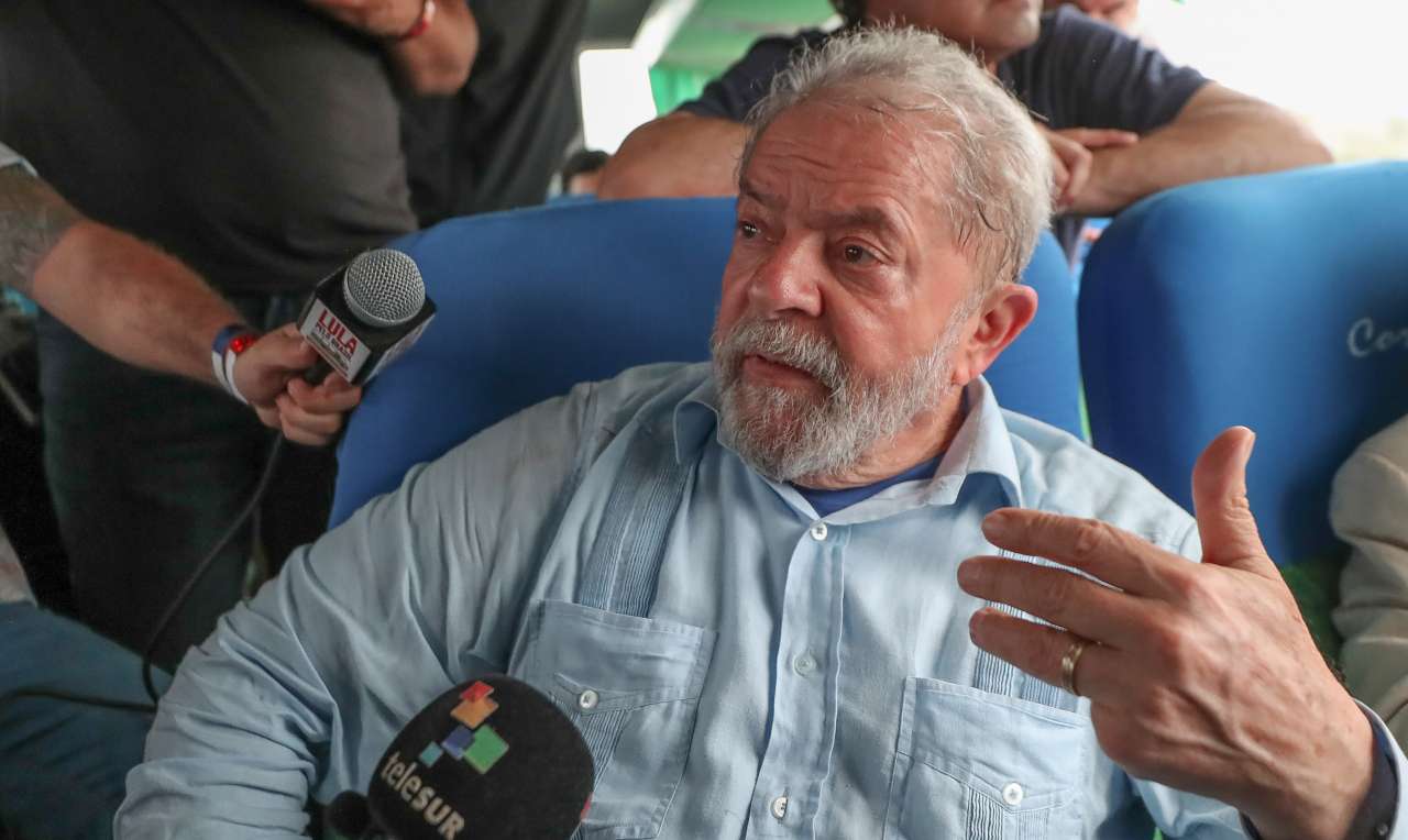 Lula concede entrevista coletiva durante caravana pelo RJ