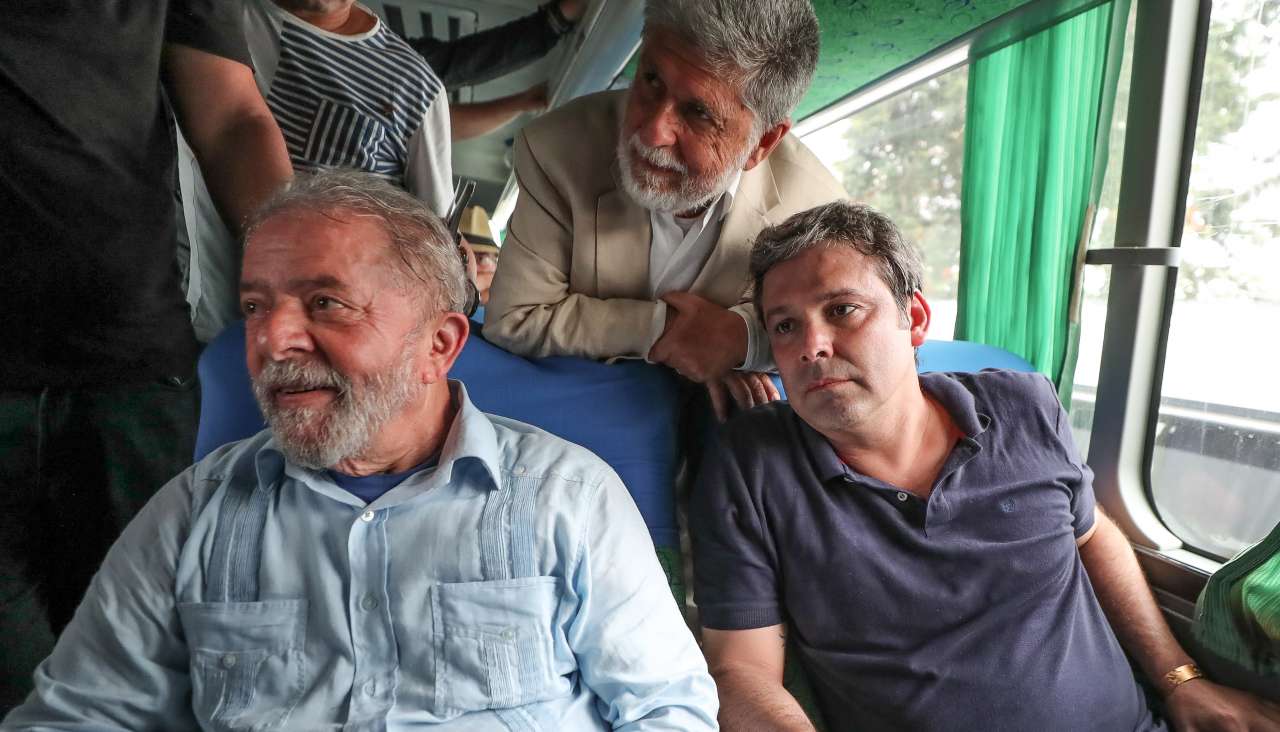 Lula concede entrevista coletiva durante caravana pelo RJ
