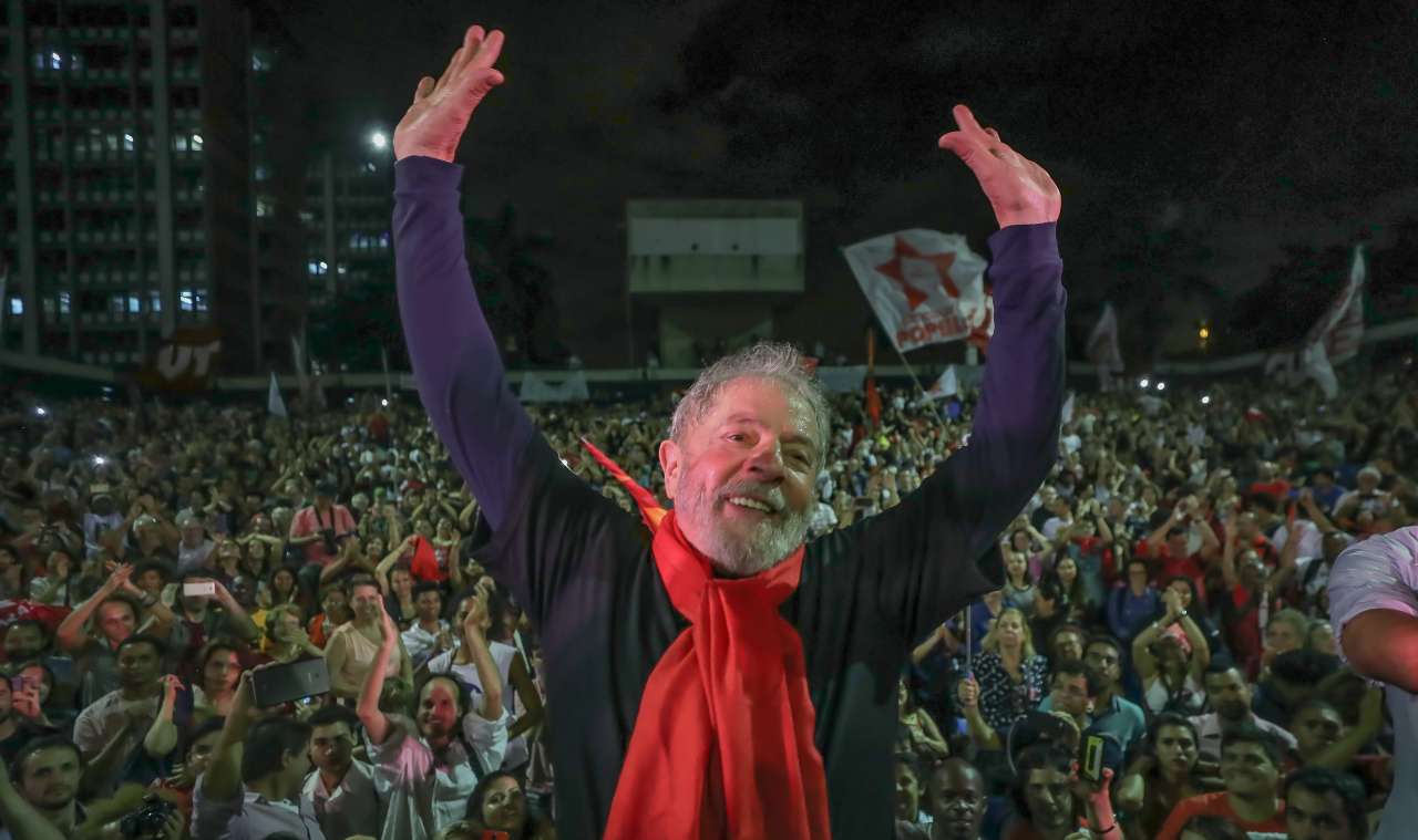 UERJ lotada encerra Lula pelo Brasil em clima de resistência